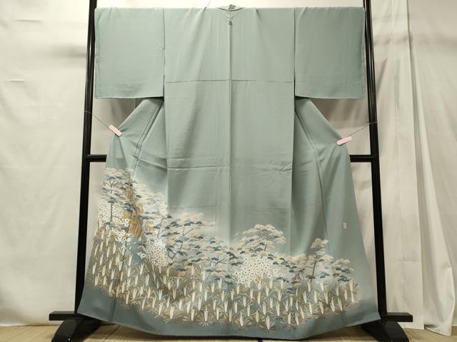 ■■■　サイズ　■■■ 身丈 161cm（肩から） 裄丈 71cm 袖丈 48cm　縫込み 8cm 袖幅 36cm 前幅 25cm 後幅 31cm 着物縫いこみ 内揚げ 8cm 裄 お袖側 約1cm　身頃側 約0cm ■■■　商品詳細　■■■ 【正絹・一つ紋・未使用】 状態は特に目立ったシミ汚れなどもなく大変良い状態です。 大変上質な逸品になります。 お安く出品致しますので、是非この機会にいかがでしょうか？ ■■■　注意事項　■■■ ■モニター発色の具合により色合いが異なる場合がございます。 ■寸法は多少の誤差が生じる場合がございますのでご了承ください。 ■縫込みの長さが左右非対称の場合は短い部分を記載しております。 左右非対称であってもご返品・お値引き等の保証は出来かねますので、ご了承の上ご購入をお願い致します。 ■シミ等のチェックには注意を払っておりますが、見落としがある場合もございますし、個人の見解も様々ですので神経質な方のご購入はお控えください。 ■箪笥に入っておりました着物や帯なので畳みシワや匂いがあるものもございます。 ■お休みは基本的に土日祝となりますが、その他臨時でお休みする場合がございますのでご了承ください。 ■商品の発送は平日のみの発送となります。 ■夜間と土曜、日曜日はお問い合わせの回答が遅れる場合がございます。 ■当店では、お直し、紋入れ、お手入れ等は承っておりません。 ■生地の状態（ヤケ、経年劣化等）によってはサイズ直しが出来ない場合がございます。 その点もどうかご了承のうえ、ご購入をお願いいたします。 ■弊社で取り扱う商品は一点ものにつき、時期や在庫状況に応じて金額が変更となる場合がございます。 ■検針は行っておりません。予めご了承いただきますようお願いいたします。 ■【洗える着物】と記載のある商品におきましては、商品お届け後に洗濯を行ってしまってからのご返品にはご対応しかねます。 念の為、専門店でのお手入れをお願いいたします。 ■着物のサイズ目安は下記を参考ください↓ ＜女性着物＞　お端折り次第で＋5cm　−1cmが着用可能サイズ 　例）身丈170cmの場合、身長160cm〜175cm ＜男性着物＞　身丈＋約25cm〜27cm程が適応身長 　例）身丈155cmの場合、身長180〜182cm