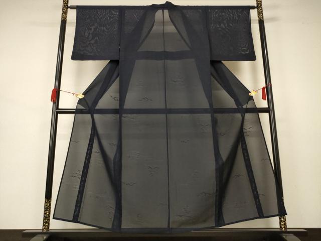 ■■■　サイズ　■■■ 身丈 153.5cm（肩から） 裄丈 62cm 袖丈 45cm　縫込み 6cm 袖幅 32cm 前幅 25.5cm 後幅 30cm 着物縫いこみ 内揚げ 3cm 裄 お袖側 約2cm　身頃側 約2.5cm ■■■　商品詳細　■■■ 【正絹・紋なし】 状態は接写画像のように衿裏に薄い汚れがございますが その他特に目立ったシミ汚れなどもなく大変良い状態です。 大変上質な逸品になります。 お安く出品致しますので、是非この機会にいかがでしょうか？ ■■■　注意事項　■■■ ■モニター発色の具合により色合いが異なる場合がございます。 ■寸法は多少の誤差が生じる場合がございますのでご了承ください。 ■縫込みの長さが左右非対称の場合は短い部分を記載しております。 左右非対称であってもご返品・お値引き等の保証は出来かねますので、ご了承の上ご購入をお願い致します。 ■シミ等のチェックには注意を払っておりますが、見落としがある場合もございますし、個人の見解も様々ですので神経質な方のご購入はお控えください。 ■箪笥に入っておりました着物や帯なので畳みシワや匂いがあるものもございます。 ■お休みは基本的に土日祝となりますが、その他臨時でお休みする場合がございますのでご了承ください。 ■商品の発送は平日のみの発送となります。 ■夜間と土曜、日曜日はお問い合わせの回答が遅れる場合がございます。 ■当店では、お直し、紋入れ、お手入れ等は承っておりません。 ■生地の状態（ヤケ、経年劣化等）によってはサイズ直しが出来ない場合がございます。 その点もどうかご了承のうえ、ご購入をお願いいたします。 ■弊社で取り扱う商品は一点ものにつき、時期や在庫状況に応じて金額が変更となる場合がございます。 ■検針は行っておりません。予めご了承いただきますようお願いいたします。 ■【洗える着物】と記載のある商品におきましては、商品お届け後に洗濯を行ってしまってからのご返品にはご対応しかねます。 念の為、専門店でのお手入れをお願いいたします。 ■着物のサイズ目安は下記を参考ください↓ ＜女性着物＞　お端折り次第で＋5?　−10?が着用可能サイズ 　例）身丈170?の場合、身長160?〜175? ＜男性着物＞　身丈＋約25?〜27?程が適応身長 　例）身丈155?の場合、身長180〜182?