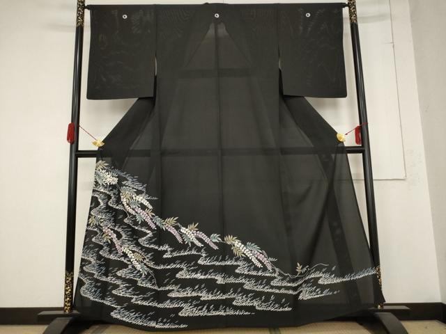 ■■■　サイズ　■■■ 身丈 159cm（肩から） 裄丈 64cm 袖丈 51cm　縫込み 5cm 袖幅 33.5cm 前幅 26cm 後幅 31cm 着物縫いこみ 内揚げ 4.5cm 裄 お袖側 約0cm　身頃側 約1.5cm ■■■　商品詳細　■■■ 【正絹・五つ紋】 状態は接写画像のように上前・衿山・後身頃に薄い汚れがございますが その他特に目立ったシミ汚れなどもなく大変良い状態です。 大変上質な逸品になります。 お安く出品致しますので、是非この機会にいかがでしょうか？ ■■■　注意事項　■■■ ■モニター発色の具合により色合いが異なる場合がございます。 ■寸法は多少の誤差が生じる場合がございますのでご了承ください。 ■縫込みの長さが左右非対称の場合は短い部分を記載しております。 左右非対称であってもご返品・お値引き等の保証は出来かねますので、ご了承の上ご購入をお願い致します。 ■シミ等のチェックには注意を払っておりますが、見落としがある場合もございますし、個人の見解も様々ですので神経質な方のご購入はお控えください。 ■箪笥に入っておりました着物や帯なので畳みシワや匂いがあるものもございます。 ■お休みは基本的に土日祝となりますが、その他臨時でお休みする場合がございますのでご了承ください。 ■商品の発送は平日のみの発送となります。 ■夜間と土曜、日曜日はお問い合わせの回答が遅れる場合がございます。 ■当店では、お直し、紋入れ、お手入れ等は承っておりません。 ■生地の状態（ヤケ、経年劣化等）によってはサイズ直しが出来ない場合がございます。 その点もどうかご了承のうえ、ご購入をお願いいたします。 ■弊社で取り扱う商品は一点ものにつき、時期や在庫状況に応じて金額が変更となる場合がございます。 ■検針は行っておりません。予めご了承いただきますようお願いいたします。 ■【洗える着物】と記載のある商品におきましては、商品お届け後に洗濯を行ってしまってからのご返品にはご対応しかねます。 念の為、専門店でのお手入れをお願いいたします。 ■着物のサイズ目安は下記を参考ください↓ ＜女性着物＞　お端折り次第で＋5?　−10?が着用可能サイズ 　例）身丈170?の場合、身長160?〜175? ＜男性着物＞　身丈＋約25?〜27?程が適応身長 　例）身丈155?の場合、身長180〜182?