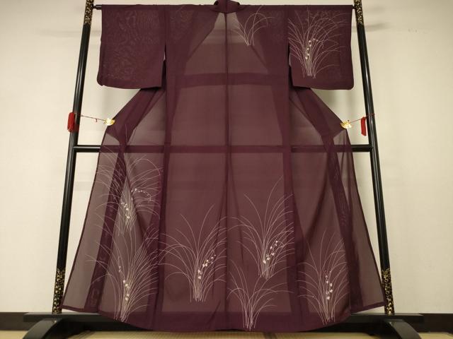 ■■■　サイズ　■■■ 身丈 158cm（肩から） 裄丈 65.5cm 袖丈 49cm　縫込み 4cm 袖幅 32.5cm 前幅 26cm 後幅 31cm 着物縫いこみ 内揚げ 0cm 裄 お袖側 約2.5cm　身頃側 約2cm ■■■　商品詳細　■■■ 【正絹】 状態は接写画像のように衿山に薄い汚れがございますが その他特に目立ったシミ汚れなどもなく大変良い状態です。 大変上質な逸品になります。 お安く出品致しますので、是非この機会にいかがでしょうか？ ■■■　注意事項　■■■ ■モニター発色の具合により色合いが異なる場合がございます。 ■寸法は多少の誤差が生じる場合がございますのでご了承ください。 ■縫込みの長さが左右非対称の場合は短い部分を記載しております。 左右非対称であってもご返品・お値引き等の保証は出来かねますので、ご了承の上ご購入をお願い致します。 ■シミ等のチェックには注意を払っておりますが、見落としがある場合もございますし、個人の見解も様々ですので神経質な方のご購入はお控えください。 ■箪笥に入っておりました着物や帯なので畳みシワや匂いがあるものもございます。 ■お休みは基本的に土日祝となりますが、その他臨時でお休みする場合がございますのでご了承ください。 ■商品の発送は平日のみの発送となります。 ■夜間と土曜、日曜日はお問い合わせの回答が遅れる場合がございます。 ■当店では、お直し、紋入れ、お手入れ等は承っておりません。 ■生地の状態（ヤケ、経年劣化等）によってはサイズ直しが出来ない場合がございます。 その点もどうかご了承のうえ、ご購入をお願いいたします。 ■弊社で取り扱う商品は一点ものにつき、時期や在庫状況に応じて金額が変更となる場合がございます。 ■検針は行っておりません。予めご了承いただきますようお願いいたします。 ■【洗える着物】と記載のある商品におきましては、商品お届け後に洗濯を行ってしまってからのご返品にはご対応しかねます。 念の為、専門店でのお手入れをお願いいたします。 ■着物のサイズ目安は下記を参考ください↓ ＜女性着物＞　お端折り次第で＋5cm　−1cmが着用可能サイズ 　例）身丈170cmの場合、身長160cm〜175cm ＜男性着物＞　身丈＋約25cm〜27cm程が適応身長 　例）身丈155cmの場合、身長180〜182cm