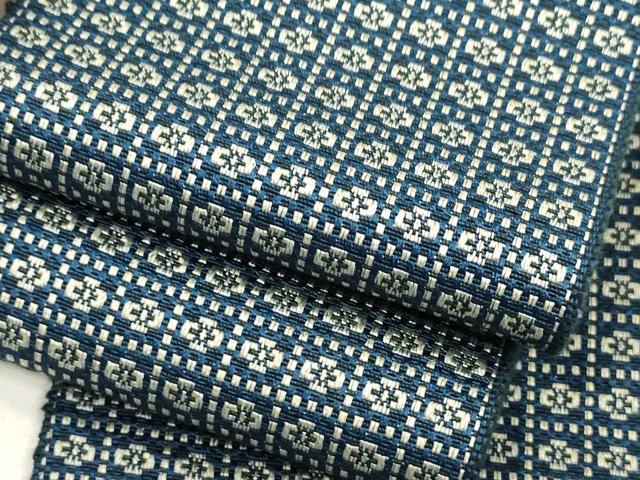 ■■■　サイズ　■■■ 長さ 404cm 幅 9cm程 ■■■　商品詳細　■■■ 【交織】 状態は締めてはおりますが 特に目立ったシミ汚れなどもなく大変良い状態です。 お安く出品致しますので、是非この機会にいかがでしょうか？ ※両側未かがりですが着用には問題ありません。 ■■■　注意事項　■■■ ■モニター発色の具合により色合いが異なる場合がございます。 ■寸法は多少の誤差が生じる場合がございますのでご了承ください。 ■縫込みの長さが左右非対称の場合は短い部分を記載しております。 左右非対称であってもご返品・お値引き等の保証は出来かねますので、ご了承の上ご購入をお願い致します。 ■シミ等のチェックには注意を払っておりますが、見落としがある場合もございますし、個人の見解も様々ですので神経質な方のご購入はお控えください。 ■箪笥に入っておりました着物や帯なので畳みシワや匂いがあるものもございます。 ■お休みは基本的に土日祝となりますが、その他臨時でお休みする場合がございますのでご了承ください。 ■商品の発送は平日のみの発送となります。 ■夜間と土曜、日曜日はお問い合わせの回答が遅れる場合がございます。 ■当店では、お直し、紋入れ、お手入れ等は承っておりません。 ■生地の状態（ヤケ、経年劣化等）によってはサイズ直しが出来ない場合がございます。 その点もどうかご了承のうえ、ご購入をお願いいたします。 ■弊社で取り扱う商品は一点ものにつき、時期や在庫状況に応じて金額が変更となる場合がございます。 ■検針は行っておりません。予めご了承いただきますようお願いいたします。 ■【洗える着物】と記載のある商品におきましては、商品お届け後に洗濯を行ってしまってからのご返品にはご対応しかねます。 念の為、専門店でのお手入れをお願いいたします。 ■写真に写っている物が全てになります。それ以外の付属品はございませんのでご了承ください。 ■状態に関する写真につきましては、掲載可能な写真枚数に限りがあるため、各箇所につき1枚参考画像を掲載しております。 ■着物のサイズ目安は下記を参考ください↓ ＜女性着物＞　お端折り次第で＋5cm　−1cmが着用可能サイズ 　例）身丈170cmの場合、身長160cm〜175cm ＜男性着物＞　身丈＋約25cm〜27cm程が適応身長 　例）身丈155cmの場合、身長180〜182cm