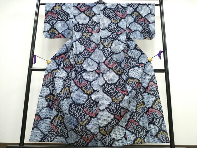 ■■■　サイズ　■■■ 身丈 157.5cm（肩から） 裄丈 65cm 袖丈 45cm　縫込み 2cm 袖幅 34cm 前幅 23.5cm 後幅 30.5cm 着物縫いこみ 内揚げ 0cm 裄 お袖側 約1.5cm　身頃側 約0cm ■■■　商品詳細　■■■ 【綿】 状態は接写画像のように表地所々・肩当て・居敷当てに経年より薄いシミがございます。 人気の高い“有松鳴海絞り”の浴衣でございます。 “鳴海絞り”ならではの表情を生み出す立体感と 淡いぼかしで息を吹き込まれ、 今にも動き出しそうな迫力を放っております。 夏祭りや花火大会、これから増えるイベントに連れ立って、 より夏をお楽しみ下さいませ。 大変上質な逸品になりますのでぜひお手入れをされてお召しになられてはいかがでしょうか。 お安く出品致しますので、是非この機会にいかがでしょうか？ ■■■　注意事項　■■■ ■モニター発色の具合により色合いが異なる場合がございます。 ■寸法は多少の誤差が生じる場合がございますのでご了承ください。 ■シミ等のチェックには注意を払っておりますが、見落としがある場合もございますし、個人の見解も様々ですので神経質な方のご購入はお控えください。 ■箪笥に入っておりました着物や帯なので畳みシワや匂いがあるものもございます。 ■お休みは基本的に土日祝となりますが、その他臨時でお休みする場合がございますのでご了承ください。 ■商品の発送は平日のみの発送となります。 ■夜間と土曜、日曜日はお問い合わせの回答が遅れる場合がございます。 ■当店では、お直し、紋入れ、お手入れ等は承っておりません。 ■生地の状態（ヤケ、経年劣化等）によってはサイズ直しが出来ない場合がございます。 その点もどうかご了承のうえ、ご購入をお願いいたします。 ■着物のサイズ目安は下記を参考ください↓ ＜女性着物＞　身長-10cm+5cmが着用可能サイズ(お端折り次第) 　例）身長160cmの方→着物身丈150cm〜165cm ＜男性着物＞　身長-27cm ±5cmが着用可能サイズ 　例）身長170cmの方→着物身丈138cm〜148cm