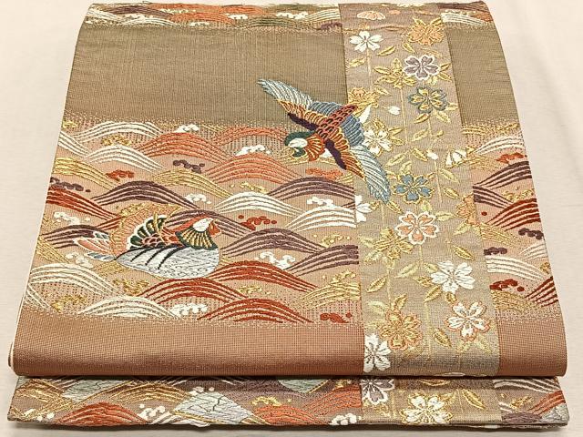 ■■■　サイズ　■■■ 長さ 430cm 幅 30.5cm程 ■■■　商品詳細　■■■ 【正絹・芯なし】 詳細に関しましては、画像をご確認ください。 大変上質な逸品になります。 お安く出品致しますので、是非この機会にいかがでしょうか？ ※汚れ等に関しましては、着用時には見えない部分になるかと思いますのであまり気にならずお召になれるかと思います。 ■■■　注意事項　■■■ ■モニター発色の具合により色合いが異なる場合がございます。 ■寸法は多少の誤差が生じる場合がございますのでご了承ください。 ■縫込みの長さが左右非対称の場合は短い部分を記載しております。 左右非対称であってもご返品・お値引き等の保証は出来かねますので、ご了承の上ご購入をお願い致します。 ■シミ等のチェックには注意を払っておりますが、見落としがある場合もございますし、個人の見解も様々ですので神経質な方のご購入はお控えください。 ■箪笥に入っておりました着物や帯なので畳みシワや匂いがあるものもございます。 ■お休みは基本的に土日祝となりますが、その他臨時でお休みする場合がございますのでご了承ください。 ■商品の発送は平日のみの発送となります。 ■夜間と土曜、日曜日はお問い合わせの回答が遅れる場合がございます。 ■当店では、お直し、紋入れ、お手入れ等は承っておりません。 ■生地の状態（ヤケ、経年劣化等）によってはサイズ直しが出来ない場合がございます。 その点もどうかご了承のうえ、ご購入をお願いいたします。 ■弊社で取り扱う商品は一点ものにつき、時期や在庫状況に応じて金額が変更となる場合がございます。 ■検針は行っておりません。予めご了承いただきますようお願いいたします。 ■【洗える着物】と記載のある商品におきましては、商品お届け後に洗濯を行ってしまってからのご返品にはご対応しかねます。 念の為、専門店でのお手入れをお願いいたします。 ■着物のサイズ目安は下記を参考ください↓ ＜女性着物＞　お端折り次第で＋5cm　−1cmが着用可能サイズ 　例）身丈170cmの場合、身長160cm〜175cm ＜男性着物＞　身丈＋約25cm〜27cm程が適応身長 　例）身丈155cmの場合、身長180〜182cm