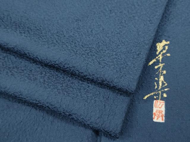 ■■■　サイズ　■■■ 身丈 164cm（肩から） 裄丈 65cm 袖丈 50cm　縫込み 5cm 袖幅 33.5cm 前幅 27cm 後幅 32cm 着物縫いこみ 内揚げ 1cm 裄 お袖側 約1cm　身頃側 約3cm ■■■　商品詳細　■■■ 【正絹・一つ紋】 状態は接写画像のように後身頃・胴裏に薄い汚れがございますが その他特に目立ったシミ汚れなどもなく大変良い状態です。 大変上質な逸品になります。 お安く出品致しますので、是非この機会にいかがでしょうか？ ■■■　注意事項　■■■ ■モニター発色の具合により色合いが異なる場合がございます。 ■寸法は多少の誤差が生じる場合がございますのでご了承ください。 ■縫込みの長さが左右非対称の場合は短い部分を記載しております。 左右非対称であってもご返品・お値引き等の保証は出来かねますので、ご了承の上ご購入をお願い致します。 ■シミ等のチェックには注意を払っておりますが、見落としがある場合もございますし、個人の見解も様々ですので神経質な方のご購入はお控えください。 ■箪笥に入っておりました着物や帯なので畳みシワや匂いがあるものもございます。 ■お休みは基本的に土日祝となりますが、その他臨時でお休みする場合がございますのでご了承ください。 ■商品の発送は平日のみの発送となります。 ■夜間と土曜、日曜日はお問い合わせの回答が遅れる場合がございます。 ■当店では、お直し、紋入れ、お手入れ等は承っておりません。 ■生地の状態（ヤケ、経年劣化等）によってはサイズ直しが出来ない場合がございます。 その点もどうかご了承のうえ、ご購入をお願いいたします。 ■弊社で取り扱う商品は一点ものにつき、時期や在庫状況に応じて金額が変更となる場合がございます。 ■検針は行っておりません。予めご了承いただきますようお願いいたします。 ■【洗える着物】と記載のある商品におきましては、商品お届け後に洗濯を行ってしまってからのご返品にはご対応しかねます。 念の為、専門店でのお手入れをお願いいたします。 ■着物のサイズ目安は下記を参考ください↓ ＜女性着物＞　お端折り次第で＋5cm　−1cmが着用可能サイズ 　例）身丈170cmの場合、身長160cm〜175cm ＜男性着物＞　身丈＋約25cm〜27cm程が適応身長 　例）身丈155cmの場合、身長180〜182cm