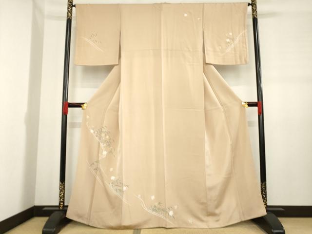 ■■■　サイズ　■■■ 身丈 164cm（肩から） 裄丈 64.5cm 袖丈 50cm　縫込み 5.5cm 袖幅 33cm 前幅 24.5cm 後幅 30cm 着物縫いこみ 内揚げ 4cm 裄 お袖側 約1cm　身頃側 約1cm ■■■　商品詳細　■■■ 【正絹】 状態は接写画像のように上前おくみにシミ、衿山に薄い汚れにがございますが その他特に目立ったシミ汚れなどもなく大変良い状態です。 大変上質な逸品になります。 お安く出品致しますので、是非この機会にいかがでしょうか？ ■■■　注意事項　■■■ ■モニター発色の具合により色合いが異なる場合がございます。 ■寸法は多少の誤差が生じる場合がございますのでご了承ください。 ■縫込みの長さが左右非対称の場合は短い部分を記載しております。 左右非対称であってもご返品・お値引き等の保証は出来かねますので、ご了承の上ご購入をお願い致します。 ■シミ等のチェックには注意を払っておりますが、見落としがある場合もございますし、個人の見解も様々ですので神経質な方のご購入はお控えください。 ■箪笥に入っておりました着物や帯なので畳みシワや匂いがあるものもございます。 ■お休みは基本的に土日祝となりますが、その他臨時でお休みする場合がございますのでご了承ください。 ■商品の発送は平日のみの発送となります。 ■夜間と土曜、日曜日はお問い合わせの回答が遅れる場合がございます。 ■当店では、お直し、紋入れ、お手入れ等は承っておりません。 ■生地の状態（ヤケ、経年劣化等）によってはサイズ直しが出来ない場合がございます。 その点もどうかご了承のうえ、ご購入をお願いいたします。 ■弊社で取り扱う商品は一点ものにつき、時期や在庫状況に応じて金額が変更となる場合がございます。 ■検針は行っておりません。予めご了承いただきますようお願いいたします。 ■【洗える着物】と記載のある商品におきましては、商品お届け後に洗濯を行ってしまってからのご返品にはご対応しかねます。 念の為、専門店でのお手入れをお願いいたします。 ■着物のサイズ目安は下記を参考ください↓ ＜女性着物＞　お端折り次第で＋5cm　−1cmが着用可能サイズ 　例）身丈170cmの場合、身長160cm〜175cm ＜男性着物＞　身丈＋約25cm〜27cm程が適応身長 　例）身丈155cmの場合、身長180〜182cm