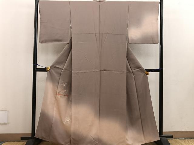 ■■■　サイズ　■■■ 身丈 165.5cm（肩から） 裄丈 67cm 袖丈 48cm　縫込み 4cm 袖幅 33.5cm 前幅 24.5cm 後幅 30.5cm 着物縫いこみ 内揚げ 8.5cm 裄 お袖側 約0cm　身頃側 約2.5cm ■■■　商品詳細　■■■ 【正絹】 状態は画像を添付しておりますので、そちらをご確認下さいますよう宜しくお願い致します。 大変上質な逸品になります。 お安く出品致しますので、是非この機会にいかがでしょうか？ ■■■　注意事項　■■■ ■モニター発色の具合により色合いが異なる場合がございます。 ■寸法は多少の誤差が生じる場合がございますのでご了承ください。 ■縫込みの長さが左右非対称の場合は短い部分を記載しております。 左右非対称であってもご返品・お値引き等の保証は出来かねますので、ご了承の上ご購入をお願い致します。 ■シミ等のチェックには注意を払っておりますが、見落としがある場合もございますし、個人の見解も様々ですので神経質な方のご購入はお控えください。 ■箪笥に入っておりました着物や帯なので畳みシワや匂いがあるものもございます。 ■お休みは基本的に土日祝となりますが、その他臨時でお休みする場合がございますのでご了承ください。 ■商品の発送は平日のみの発送となります。 ■夜間と土曜、日曜日はお問い合わせの回答が遅れる場合がございます。 ■当店では、お直し、紋入れ、お手入れ等は承っておりません。 ■生地の状態（ヤケ、経年劣化等）によってはサイズ直しが出来ない場合がございます。 その点もどうかご了承のうえ、ご購入をお願いいたします。 ■弊社で取り扱う商品は一点ものにつき、時期や在庫状況に応じて金額が変更となる場合がございます。 ■検針は行っておりません。予めご了承いただきますようお願いいたします。 ■【洗える着物】と記載のある商品におきましては、商品お届け後に洗濯を行ってしまってからのご返品にはご対応しかねます。 念の為、専門店でのお手入れをお願いいたします。 ■着物のサイズ目安は下記を参考ください↓ ＜女性着物＞　お端折り次第で＋5cm　−1cmが着用可能サイズ 　例）身丈170cmの場合、身長160cm〜175cm ＜男性着物＞　身丈＋約25cm〜27cm程が適応身長 　例）身丈155cmの場合、身長180〜182cm