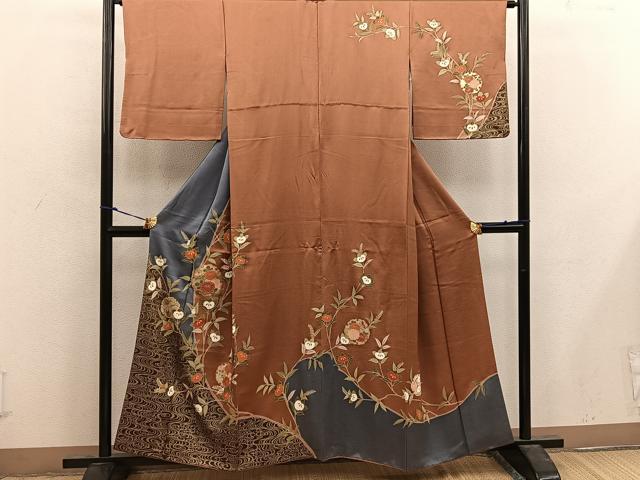 ■■■　サイズ　■■■ 身丈 156.5cm（肩から） 裄丈 64.5cm 袖丈 48cm　縫込み 3.5cm 袖幅 32.5cm 前幅 24.5cm 後幅 30.5cm 着物縫いこみ 内揚げ 8.5cm 裄 お袖側 約2cm　身頃側 約1cm ■■■　商品詳細　■■■ 【正絹】 状態は画像を添付しておりますので、そちらをご確認下さいますよう宜しくお願い致します。 大変上質な逸品になります。 お安く出品致しますので、是非この機会にいかがでしょうか？ ■■■　注意事項　■■■ ■モニター発色の具合により色合いが異なる場合がございます。 ■寸法は多少の誤差が生じる場合がございますのでご了承ください。 ■縫込みの長さが左右非対称の場合は短い部分を記載しております。 左右非対称であってもご返品・お値引き等の保証は出来かねますので、ご了承の上ご購入をお願い致します。 ■シミ等のチェックには注意を払っておりますが、見落としがある場合もございますし、個人の見解も様々ですので神経質な方のご購入はお控えください。 ■箪笥に入っておりました着物や帯なので畳みシワや匂いがあるものもございます。 ■お休みは基本的に土日祝となりますが、その他臨時でお休みする場合がございますのでご了承ください。 ■商品の発送は平日のみの発送となります。 ■夜間と土曜、日曜日はお問い合わせの回答が遅れる場合がございます。 ■当店では、お直し、紋入れ、お手入れ等は承っておりません。 ■生地の状態（ヤケ、経年劣化等）によってはサイズ直しが出来ない場合がございます。 その点もどうかご了承のうえ、ご購入をお願いいたします。 ■弊社で取り扱う商品は一点ものにつき、時期や在庫状況に応じて金額が変更となる場合がございます。 ■検針は行っておりません。予めご了承いただきますようお願いいたします。 ■【洗える着物】と記載のある商品におきましては、商品お届け後に洗濯を行ってしまってからのご返品にはご対応しかねます。 念の為、専門店でのお手入れをお願いいたします。 ■着物のサイズ目安は下記を参考ください↓ ＜女性着物＞　お端折り次第で＋5cm　−1cmが着用可能サイズ 　例）身丈170cmの場合、身長160cm〜175cm ＜男性着物＞　身丈＋約25cm〜27cm程が適応身長 　例）身丈155cmの場合、身長180〜182cm