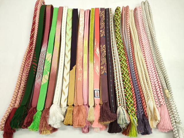 ■■■　商品詳細　■■■ ※こちらのお品はまとめての出品となりますので、 汚れ・サイズ等の詳細は記載しておりません。 ご理解の上でのご入札をお願い致します。 大変上質な逸品になります。 お安く出品致しますので、是非この機会にいかがでしょうか？ ■■■　注意事項　■■■ ■モニター発色の具合により色合いが異なる場合がございます。 ■寸法は多少の誤差が生じる場合がございますのでご了承ください。 ■縫込みの長さが左右非対称の場合は短い部分を記載しております。 左右非対称であってもご返品・お値引き等の保証は出来かねますので、ご了承の上ご購入をお願い致します。 ■シミ等のチェックには注意を払っておりますが、見落としがある場合もございますし、個人の見解も様々ですので神経質な方のご購入はお控えください。 ■箪笥に入っておりました着物や帯なので畳みシワや匂いがあるものもございます。 ■お休みは基本的に土日祝となりますが、その他臨時でお休みする場合がございますのでご了承ください。 ■商品の発送は平日のみの発送となります。 ■夜間と土曜、日曜日はお問い合わせの回答が遅れる場合がございます。 ■当店では、お直し、紋入れ、お手入れ等は承っておりません。 ■生地の状態（ヤケ、経年劣化等）によってはサイズ直しが出来ない場合がございます。 その点もどうかご了承のうえ、ご購入をお願いいたします。 ■弊社で取り扱う商品は一点ものにつき、時期や在庫状況に応じて金額が変更となる場合がございます。 ■検針は行っておりません。予めご了承いただきますようお願いいたします。 ■【洗える着物】と記載のある商品におきましては、商品お届け後に洗濯を行ってしまってからのご返品にはご対応しかねます。 念の為、専門店でのお手入れをお願いいたします。 ■着物のサイズ目安は下記を参考ください↓ ＜女性着物＞　お端折り次第で＋5cm　−1cmが着用可能サイズ 　例）身丈170cmの場合、身長160cm〜175cm ＜男性着物＞　身丈＋約25cm〜27cm程が適応身長 　例）身丈155cmの場合、身長180〜182cm