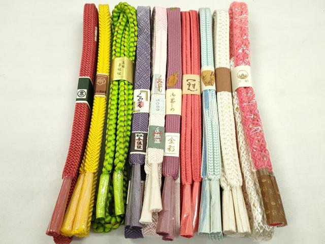 ■■■　商品詳細　■■■ 【未使用】 状態は参考画像のように薄い汚れがございます。 ※こちらのお品はまとめての出品となりますので、 サイズ等の詳細は記載しておりません。 ご理解の上でのご入札をお願い致します。 大変上質な逸品になります。 お安く出品致しますので、是非この機会にいかがでしょうか？ ■■■　注意事項　■■■ ■モニター発色の具合により色合いが異なる場合がございます。 ■寸法は多少の誤差が生じる場合がございますのでご了承ください。 ■縫込みの長さが左右非対称の場合は短い部分を記載しております。 左右非対称であってもご返品・お値引き等の保証は出来かねますので、ご了承の上ご購入をお願い致します。 ■シミ等のチェックには注意を払っておりますが、見落としがある場合もございますし、個人の見解も様々ですので神経質な方のご購入はお控えください。 ■箪笥に入っておりました着物や帯なので畳みシワや匂いがあるものもございます。 ■お休みは基本的に土日祝となりますが、その他臨時でお休みする場合がございますのでご了承ください。 ■商品の発送は平日のみの発送となります。 ■夜間と土曜、日曜日はお問い合わせの回答が遅れる場合がございます。 ■当店では、お直し、紋入れ、お手入れ等は承っておりません。 ■生地の状態（ヤケ、経年劣化等）によってはサイズ直しが出来ない場合がございます。 その点もどうかご了承のうえ、ご購入をお願いいたします。 ■弊社で取り扱う商品は一点ものにつき、時期や在庫状況に応じて金額が変更となる場合がございます。 ■検針は行っておりません。予めご了承いただきますようお願いいたします。 ■【洗える着物】と記載のある商品におきましては、商品お届け後に洗濯を行ってしまってからのご返品にはご対応しかねます。 念の為、専門店でのお手入れをお願いいたします。 ■着物のサイズ目安は下記を参考ください↓ ＜女性着物＞　お端折り次第で＋5cm　−1cmが着用可能サイズ 　例）身丈170cmの場合、身長160cm〜175cm ＜男性着物＞　身丈＋約25cm〜27cm程が適応身長 　例）身丈155cmの場合、身長180〜182cm