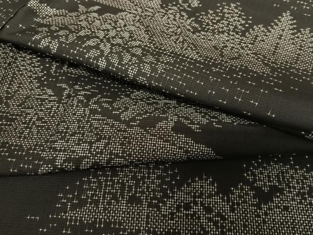 ■■■　サイズ　■■■ 身丈 159.5cm（肩から） 裄丈 62.5cm 袖丈 46cm　縫込み 8.5cm 袖幅 32cm 前幅 25.5cm 後幅 30cm 着物縫いこみ 内揚げ 4cm 裄 お袖側 約5cm　身頃側 約5.5cm ■■■　商品詳細　■■■ 【正絹】 状態は接写画像のように上前に薄い汚れがございますが その他特に目立ったシミ汚れなどもなく大変良い状態です。 大変上質な逸品になります。 お安く出品致しますので、是非この機会にいかがでしょうか？ ■■■　注意事項　■■■ ■モニター発色の具合により色合いが異なる場合がございます。 ■寸法は多少の誤差が生じる場合がございますのでご了承ください。 ■シミ等のチェックには注意を払っておりますが、見落としがある場合もございますし、個人の見解も様々ですので神経質な方のご購入はお控えください。 ■箪笥に入っておりました着物や帯なので畳みシワや匂いがあるものもございます。 ■お休みは基本的に土日祝となりますが、その他臨時でお休みする場合がございますのでご了承ください。 ■商品の発送は平日のみの発送となります。 ■夜間と土曜、日曜日はお問い合わせの回答が遅れる場合がございます。 ■当店では、お直し、紋入れ、お手入れ等は承っておりません。 ■生地の状態（ヤケ、経年劣化等）によってはサイズ直しが出来ない場合がございます。 その点もどうかご了承のうえ、ご購入をお願いいたします。 ■着物のサイズ目安は下記を参考ください↓ ＜女性着物＞　身長-10cm+5cmが着用可能サイズ(お端折り次第) 　例）身長160cmの方→着物身丈150cm〜165cm ＜男性着物＞　身長-27cm ±5cmが着用可能サイズ 　例）身長170cmの方→着物身丈138cm〜148cm