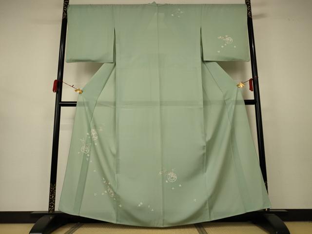 ■■■　サイズ　■■■ 身丈 161.5cm（肩から） 裄丈 69cm 袖丈 48cm　縫込み 8.5cm 袖幅 35cm 前幅 25cm 後幅 31cm 着物縫いこみ 内揚げ 7cm 裄 お袖側 約0cm　身頃側 約0cm ■■■　商品詳細　■■■ 【正絹】 状態は接写画像のように衿山・両袖・袖口・後身頃に薄い汚れがございますが その他特に目立ったシミ汚れなどもなく大変良い状態です。 大変上質な逸品になります。 お安く出品致しますので、是非この機会にいかがでしょうか？ ■■■　注意事項　■■■ ■モニター発色の具合により色合いが異なる場合がございます。 ■寸法は多少の誤差が生じる場合がございますのでご了承ください。 ■縫込みの長さが左右非対称の場合は短い部分を記載しております。 左右非対称であってもご返品・お値引き等の保証は出来かねますので、ご了承の上ご購入をお願い致します。 ■シミ等のチェックには注意を払っておりますが、見落としがある場合もございますし、個人の見解も様々ですので神経質な方のご購入はお控えください。 ■箪笥に入っておりました着物や帯なので畳みシワや匂いがあるものもございます。 ■お休みは基本的に土日祝となりますが、その他臨時でお休みする場合がございますのでご了承ください。 ■商品の発送は平日のみの発送となります。 ■夜間と土曜、日曜日はお問い合わせの回答が遅れる場合がございます。 ■当店では、お直し、紋入れ、お手入れ等は承っておりません。 ■生地の状態（ヤケ、経年劣化等）によってはサイズ直しが出来ない場合がございます。 その点もどうかご了承のうえ、ご購入をお願いいたします。 ■弊社で取り扱う商品は一点ものにつき、時期や在庫状況に応じて金額が変更となる場合がございます。 ■検針は行っておりません。予めご了承いただきますようお願いいたします。 ■【洗える着物】と記載のある商品におきましては、商品お届け後に洗濯を行ってしまってからのご返品にはご対応しかねます。 念の為、専門店でのお手入れをお願いいたします。 ■着物のサイズ目安は下記を参考ください↓ ＜女性着物＞　お端折り次第で＋5?　−10?が着用可能サイズ 　例）身丈170?の場合、身長160?〜175? ＜男性着物＞　身丈＋約25?〜27?程が適応身長 　例）身丈155?の場合、身長180〜182?