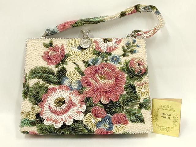 ■■■　サイズ　■■■ 【バッグ】 横　　　26cm 縦　　　19cm　取っ手込み　35.5cm 奥行き　6cm ■■■　商品詳細　■■■ 状態は参考画像のように内布に薄い汚れがございます。 大変上質な逸品になります。 お安く出品致しますので、是非この機会にいかがでしょうか？ ■■■　注意事項　■■■ ■モニター発色の具合により色合いが異なる場合がございます。 ■寸法は多少の誤差が生じる場合がございますのでご了承ください。 ■縫込みの長さが左右非対称の場合は短い部分を記載しております。 左右非対称であってもご返品・お値引き等の保証は出来かねますので、ご了承の上ご購入をお願い致します。 ■シミ等のチェックには注意を払っておりますが、見落としがある場合もございますし、個人の見解も様々ですので神経質な方のご購入はお控えください。 ■箪笥に入っておりました着物や帯なので畳みシワや匂いがあるものもございます。 ■お休みは基本的に土日祝となりますが、その他臨時でお休みする場合がございますのでご了承ください。 ■商品の発送は平日のみの発送となります。 ■夜間と土曜、日曜日はお問い合わせの回答が遅れる場合がございます。 ■当店では、お直し、紋入れ、お手入れ等は承っておりません。 ■生地の状態（ヤケ、経年劣化等）によってはサイズ直しが出来ない場合がございます。 その点もどうかご了承のうえ、ご購入をお願いいたします。 ■弊社で取り扱う商品は一点ものにつき、時期や在庫状況に応じて金額が変更となる場合がございます。 ■検針は行っておりません。予めご了承いただきますようお願いいたします。 ■【洗える着物】と記載のある商品におきましては、商品お届け後に洗濯を行ってしまってからのご返品にはご対応しかねます。 念の為、専門店でのお手入れをお願いいたします。 ■写真に写っている物が全てになります。それ以外の付属品はございませんのでご了承ください。 ■状態に関する写真につきましては、掲載可能な写真枚数に限りがあるため、各箇所につき1枚参考画像を掲載しております。 ■着物のサイズ目安は下記を参考ください↓ ＜女性着物＞　お端折り次第で＋5cm　−1cmが着用可能サイズ 　例）身丈170cmの場合、身長160cm〜175cm ＜男性着物＞　身丈＋約25cm〜27cm程が適応身長 　例）身丈155cmの場合、身長180〜182cm