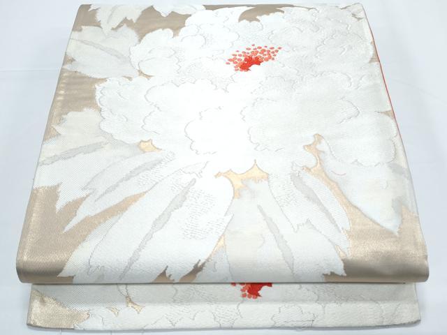 ■■■　サイズ　■■■ 長さ 432cm 幅 31cm程 ■■■　商品詳細　■■■ 【正絹・芯なし】 詳細に関しましては、画像をご確認ください。 大変上質な逸品になります。 お安く出品致しますので、是非この機会にいかがでしょうか？ ■■■　注意事項　■■■ ■モニター発色の具合により色合いが異なる場合がございます。 ■寸法は多少の誤差が生じる場合がございますのでご了承ください。 ■縫込みの長さが左右非対称の場合は短い部分を記載しております。 左右非対称であってもご返品・お値引き等の保証は出来かねますので、ご了承の上ご購入をお願い致します。 ■シミ等のチェックには注意を払っておりますが、見落としがある場合もございますし、個人の見解も様々ですので神経質な方のご購入はお控えください。 ■箪笥に入っておりました着物や帯なので畳みシワや匂いがあるものもございます。 ■お休みは基本的に土日祝となりますが、その他臨時でお休みする場合がございますのでご了承ください。 ■商品の発送は平日のみの発送となります。 ■夜間と土曜、日曜日はお問い合わせの回答が遅れる場合がございます。 ■当店では、お直し、紋入れ、お手入れ等は承っておりません。 ■生地の状態（ヤケ、経年劣化等）によってはサイズ直しが出来ない場合がございます。 その点もどうかご了承のうえ、ご購入をお願いいたします。 ■弊社で取り扱う商品は一点ものにつき、時期や在庫状況に応じて金額が変更となる場合がございます。 ■検針は行っておりません。予めご了承いただきますようお願いいたします。 ■【洗える着物】と記載のある商品におきましては、商品お届け後に洗濯を行ってしまってからのご返品にはご対応しかねます。 念の為、専門店でのお手入れをお願いいたします。 ■着物のサイズ目安は下記を参考ください↓ ＜女性着物＞　お端折り次第で＋5cm　−1cmが着用可能サイズ 　例）身丈170cmの場合、身長160cm〜175cm ＜男性着物＞　身丈＋約25cm〜27cm程が適応身長 　例）身丈155cmの場合、身長180〜182cm