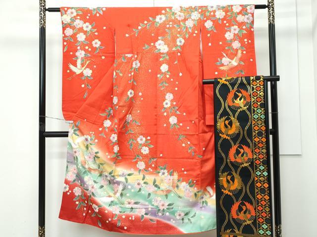 ■■■　サイズ　■■■ 【祝着】 身丈 139cm（肩から） 裄丈 59cm 袖丈 74cm 袖幅 32.5cm 前幅 20cm 後幅 26cm 着物縫いこみ 内揚げ 4cm 裄 お袖側 約 1.5cm　身頃側 約 7cm 【帯】 長さ 400cm　幅 26cm程 ■■■　商品詳細　■■■ 祝着【正絹】の状態は 特に目立ったシミ汚れなどもなく大変良い状態です。 袋帯【交織・芯なし】の状態は 締めてかおりますが、特に目立ったシミ汚れなどもなく大変良い状態です。 大変上質な極上の逸品になります。 お安く出品致しますので、是非この機会にいかがでしょうか？ ■■■　注意事項　■■■ ■モニター発色の具合により色合いが異なる場合がございます。 ■寸法は多少の誤差が生じる場合がございますのでご了承ください。 ■縫込みの長さが左右非対称の場合は短い部分を記載しております。 左右非対称であってもご返品・お値引き等の保証は出来かねますので、ご了承の上ご購入をお願い致します。 ■シミ等のチェックには注意を払っておりますが、見落としがある場合もございますし、個人の見解も様々ですので神経質な方のご購入はお控えください。 ■箪笥に入っておりました着物や帯なので畳みシワや匂いがあるものもございます。 ■お休みは基本的に土日祝となりますが、その他臨時でお休みする場合がございますのでご了承ください。 ■商品の発送は平日のみの発送となります。 ■夜間と土曜、日曜日はお問い合わせの回答が遅れる場合がございます。 ■当店では、お直し、紋入れ、お手入れ等は承っておりません。 ■生地の状態（ヤケ、経年劣化等）によってはサイズ直しが出来ない場合がございます。 その点もどうかご了承のうえ、ご購入をお願いいたします。 ■弊社で取り扱う商品は一点ものにつき、時期や在庫状況に応じて金額が変更となる場合がございます。 ■検針は行っておりません。予めご了承いただきますようお願いいたします。 ■【洗える着物】と記載のある商品におきましては、商品お届け後に洗濯を行ってしまってからのご返品にはご対応しかねます。 念の為、専門店でのお手入れをお願いいたします。 ■着物のサイズ目安は下記を参考ください↓ ＜女性着物＞　お端折り次第で＋5?　−10?が着用可能サイズ 　例）身丈170?の場合、身長160?〜175? ＜男性着物＞　身丈＋約25?〜27?程が適応身長 　例）身丈155?の場合、身長180〜182?