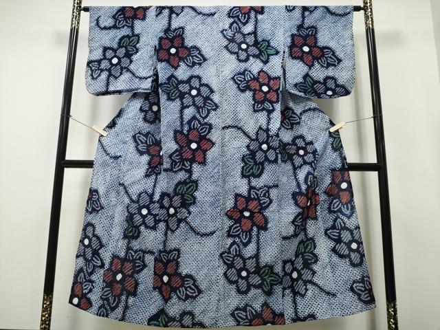 ■■■　サイズ　■■■ 身丈 148.5cm（肩から） 裄丈 65cm 袖丈 49cm　縫込み 2cm 袖幅 34cm 前幅 22.5cm 後幅 28.5cm 着物縫いこみ 内揚げ 0cm 裄 お袖側 約3cm　身頃側 約4cm ■■■　商品詳細　■■■ 【綿】 状態は接写画像のように表地にヤケ、衿山に薄い汚れがございますが その他特に目立ったシミ汚れなどもなく大変良い状態です。 人気の高い“有松鳴海絞り”の浴衣でございます。 “鳴海絞り”ならではの表情を生み出す立体感と 淡いぼかしで息を吹き込まれ、 今にも動き出しそうな迫力を放っております。 夏祭りや花火大会、これから増えるイベントに連れ立って、 より夏をお楽しみ下さいませ。 大変上質な逸品になります。 お安く出品致しますので、是非この機会にいかがでしょうか？ ■■■　注意事項　■■■ ■モニター発色の具合により色合いが異なる場合がございます。 ■寸法は多少の誤差が生じる場合がございますのでご了承ください。 ■縫込みの長さが左右非対称の場合は短い部分を記載しております。 左右非対称であってもご返品・お値引き等の保証は出来かねますので、ご了承の上ご購入をお願い致します。 ■シミ等のチェックには注意を払っておりますが、見落としがある場合もございますし、個人の見解も様々ですので神経質な方のご購入はお控えください。 ■箪笥に入っておりました着物や帯なので畳みシワや匂いがあるものもございます。 ■お休みは基本的に土日祝となりますが、その他臨時でお休みする場合がございますのでご了承ください。 ■商品の発送は平日のみの発送となります。 ■夜間と土曜、日曜日はお問い合わせの回答が遅れる場合がございます。 ■当店では、お直し、紋入れ、お手入れ等は承っておりません。 ■生地の状態（ヤケ、経年劣化等）によってはサイズ直しが出来ない場合がございます。 その点もどうかご了承のうえ、ご購入をお願いいたします。 ■弊社で取り扱う商品は一点ものにつき、時期や在庫状況に応じて金額が変更となる場合がございます。 ■検針は行っておりません。予めご了承いただきますようお願いいたします。 ■【洗える着物】と記載のある商品におきましては、商品お届け後に洗濯を行ってしまってからのご返品にはご対応しかねます。 念の為、専門店でのお手入れをお願いいたします。 ■着物のサイズ目安は下記を参考ください↓ ＜女性着物＞　お端折り次第で＋5?　−10?が着用可能サイズ 　例）身丈170?の場合、身長160?〜175? ＜男性着物＞　身丈＋約25?〜27?程が適応身長 　例）身丈155?の場合、身長180〜182?
