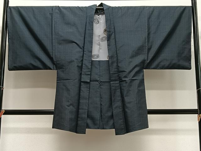 ■■■　サイズ　■■■ 身丈 88cm（肩から） 裄丈 69cm 袖丈 47.5cm　縫込み 3.5cm 袖幅 35cm 前幅 19cm 後幅 30.5cm 裄 お袖側 約1cm　身頃側 約1.5cm ■■■　商品詳細　■■■ 【正絹】 状態は接写画像のように下前・両袖に汚れがございますが その他特に目立ったシミ汚れなどもなく大変良い状態です。 大変上質な逸品になります。 お安く出品致しますので、是非この機会にいかがでしょうか？ ■■■　注意事項　■■■ ■モニター発色の具合により色合いが異なる場合がございます。 ■寸法は多少の誤差が生じる場合がございますのでご了承ください。 ■縫込みの長さが左右非対称の場合は短い部分を記載しております。 左右非対称であってもご返品・お値引き等の保証は出来かねますので、ご了承の上ご購入をお願い致します。 ■シミ等のチェックには注意を払っておりますが、見落としがある場合もございますし、個人の見解も様々ですので神経質な方のご購入はお控えください。 ■箪笥に入っておりました着物や帯なので畳みシワや匂いがあるものもございます。 ■お休みは基本的に土日祝となりますが、その他臨時でお休みする場合がございますのでご了承ください。 ■商品の発送は平日のみの発送となります。 ■夜間と土曜、日曜日はお問い合わせの回答が遅れる場合がございます。 ■当店では、お直し、紋入れ、お手入れ等は承っておりません。 ■生地の状態（ヤケ、経年劣化等）によってはサイズ直しが出来ない場合がございます。 その点もどうかご了承のうえ、ご購入をお願いいたします。 ■弊社で取り扱う商品は一点ものにつき、時期や在庫状況に応じて金額が変更となる場合がございます。 ■検針は行っておりません。予めご了承いただきますようお願いいたします。 ■【洗える着物】と記載のある商品におきましては、商品お届け後に洗濯を行ってしまってからのご返品にはご対応しかねます。 念の為、専門店でのお手入れをお願いいたします。 ■写真に写っている物が全てになります。それ以外の付属品はございませんのでご了承ください。 ■状態に関する写真につきましては、掲載可能な写真枚数に限りがあるため、各箇所につき1枚参考画像を掲載しております。 ■着物のサイズ目安は下記を参考ください↓ ＜女性着物＞　お端折り次第で＋5cm　−1cmが着用可能サイズ 　例）身丈170cmの場合、身長160cm〜175cm ＜男性着物＞　身丈＋約25cm〜27cm程が適応身長 　例）身丈155cmの場合、身長180〜182cm