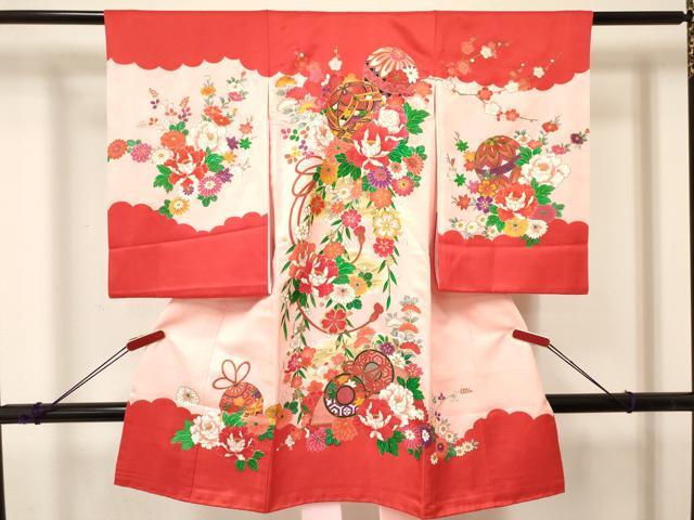 ■■■　サイズ　■■■ 【着物】 身丈 98cm（肩から） 裄丈 47cm 袖丈 56cm ■■■　商品詳細　■■■ 産着【着物：正絹・襦袢：化繊】の 状態は接写画像のように襦袢表地裾に薄い汚れがございますがその他特に目立ったシミ汚れなどもなく大変良い状態です。 大変上質な逸品になります。 お安く出品致しますので、是非この機会にいかがでしょうか？ ■■■　注意事項　■■■ ■モニター発色の具合により色合いが異なる場合がございます。 ■寸法は多少の誤差が生じる場合がございますのでご了承ください。 ■縫込みの長さが左右非対称の場合は短い部分を記載しております。 左右非対称であってもご返品・お値引き等の保証は出来かねますので、ご了承の上ご購入をお願い致します。 ■シミ等のチェックには注意を払っておりますが、見落としがある場合もございますし、個人の見解も様々ですので神経質な方のご購入はお控えください。 ■箪笥に入っておりました着物や帯なので畳みシワや匂いがあるものもございます。 ■お休みは基本的に土日祝となりますが、その他臨時でお休みする場合がございますのでご了承ください。 ■商品の発送は平日のみの発送となります。 ■夜間と土曜、日曜日はお問い合わせの回答が遅れる場合がございます。 ■当店では、お直し、紋入れ、お手入れ等は承っておりません。 ■生地の状態（ヤケ、経年劣化等）によってはサイズ直しが出来ない場合がございます。 その点もどうかご了承のうえ、ご購入をお願いいたします。 ■弊社で取り扱う商品は一点ものにつき、時期や在庫状況に応じて金額が変更となる場合がございます。 ■検針は行っておりません。予めご了承いただきますようお願いいたします。 ■【洗える着物】と記載のある商品におきましては、商品お届け後に洗濯を行ってしまってからのご返品にはご対応しかねます。 念の為、専門店でのお手入れをお願いいたします。 ■着物のサイズ目安は下記を参考ください↓ ＜女性着物＞　お端折り次第で＋5cm　−1cmが着用可能サイズ 　例）身丈170cmの場合、身長160cm〜175cm ＜男性着物＞　身丈＋約25cm〜27cm程が適応身長 　例）身丈155cmの場合、身長180〜182cm