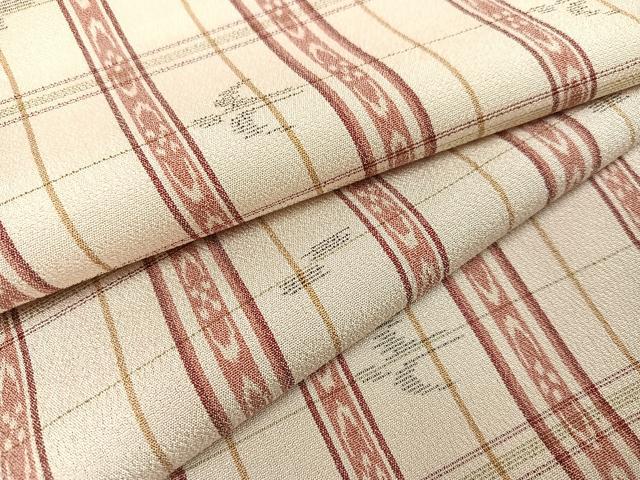 ■■■　サイズ　■■■ 身丈 156cm（肩から） 裄丈 64cm 袖丈 50cm　縫込み 0cm 袖幅 31.5cm 前幅 23cm 後幅 28cm 着物縫いこみ 内揚げ 0cm 裄 お袖側 約2cm　身頃側 約1cm ■■■　商品詳細　■■■ 【正絹】 状態は接写画像のように上前おくみ・上前・右袖前・衿に薄い汚れがございますが その他特に目立ったシミ汚れなどもなく大変良い状態です。 大変上質な逸品になります。 お安く出品致しますので、是非この機会にいかがでしょうか？ ■■■　注意事項　■■■ ■モニター発色の具合により色合いが異なる場合がございます。 ■寸法は多少の誤差が生じる場合がございますのでご了承ください。 ■シミ等のチェックには注意を払っておりますが、見落としがある場合もございますし、個人の見解も様々ですので神経質な方のご購入はお控えください。 ■箪笥に入っておりました着物や帯なので畳みシワや匂いがあるものもございます。 ■お休みは基本的に土日祝となりますが、その他臨時でお休みする場合がございますのでご了承ください。 ■商品の発送は平日のみの発送となります。 ■夜間と土曜、日曜日はお問い合わせの回答が遅れる場合がございます。 ■当店では、お直し、紋入れ、お手入れ等は承っておりません。 ■生地の状態（ヤケ、経年劣化等）によってはサイズ直しが出来ない場合がございます。 その点もどうかご了承のうえ、ご購入をお願いいたします。 ■着物のサイズ目安は下記を参考ください↓ ＜女性着物＞　身長-10cm+5cmが着用可能サイズ(お端折り次第) 　例）身長160cmの方→着物身丈150cm〜165cm ＜男性着物＞　身長-27cm ±5cmが着用可能サイズ 　例）身長170cmの方→着物身丈138cm〜148cm