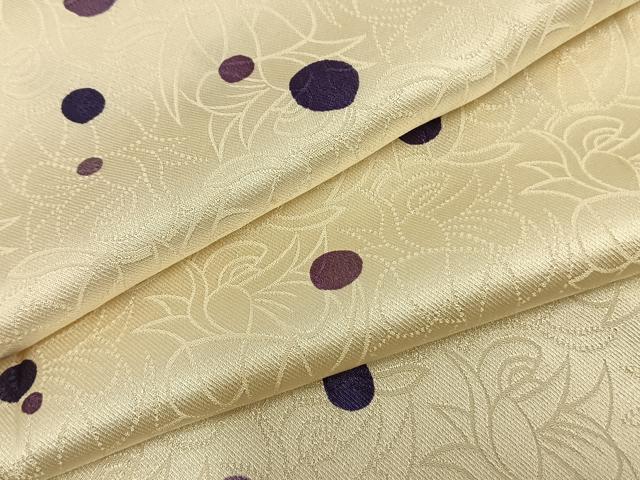 ■■■　サイズ　■■■ 身丈 161cm（肩から） 裄丈 65cm 袖丈 48cm　縫込み 5cm 袖幅 33cm 前幅 24cm 後幅 30cm 着物縫いこみ 内揚げ 6cm 裄 お袖側 約2cm　身頃側 約1cm ■■■　商品詳細　■■■ 【正絹】 状態は接写画像のように上前・衿山・衿裏に薄い汚れがございますが その他特に目立ったシミ汚れなどもなく大変良い状態です。 大変上質な逸品になります。 お安く出品致しますので、是非この機会にいかがでしょうか？ ■■■　注意事項　■■■ ■モニター発色の具合により色合いが異なる場合がございます。 ■寸法は多少の誤差が生じる場合がございますのでご了承ください。 ■シミ等のチェックには注意を払っておりますが、見落としがある場合もございますし、個人の見解も様々ですので神経質な方のご購入はお控えください。 ■箪笥に入っておりました着物や帯なので畳みシワや匂いがあるものもございます。 ■お休みは基本的に土日祝となりますが、その他臨時でお休みする場合がございますのでご了承ください。 ■商品の発送は平日のみの発送となります。 ■夜間と土曜、日曜日はお問い合わせの回答が遅れる場合がございます。 ■当店では、お直し、紋入れ、お手入れ等は承っておりません。 ■生地の状態（ヤケ、経年劣化等）によってはサイズ直しが出来ない場合がございます。 その点もどうかご了承のうえ、ご購入をお願いいたします。 ■着物のサイズ目安は下記を参考ください↓ ＜女性着物＞　身長-10cm+5cmが着用可能サイズ(お端折り次第) 　例）身長160cmの方→着物身丈150cm〜165cm ＜男性着物＞　身長-27cm ±5cmが着用可能サイズ 　例）身長170cmの方→着物身丈138cm〜148cm