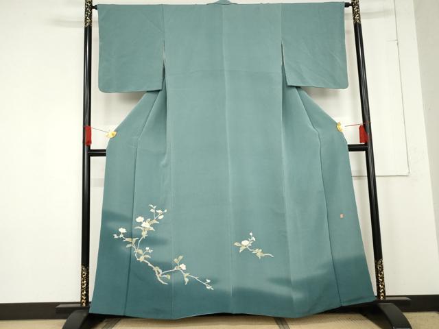 ■■■　サイズ　■■■ 身丈 157cm（肩から） 裄丈 66cm 袖丈 48cm　縫込み 3.5cm 袖幅 34.5cm 前幅 23cm 後幅 30cm 着物縫いこみ 内揚げ 3.5cm 裄 お袖側 約1cm　身頃側 約3cm ■■■　商品詳細　■■■ 【正絹】 状態は接写画像のように上前・衿裏・胴裏・衿山に薄い汚れがございますが その他特に目立ったシミ汚れなどもなく大変良い状態です。 大変上質な逸品になります。 お安く出品致しますので、是非この機会にいかがでしょうか？ ■■■　注意事項　■■■ ■モニター発色の具合により色合いが異なる場合がございます。 ■寸法は多少の誤差が生じる場合がございますのでご了承ください。 ■縫込みの長さが左右非対称の場合は短い部分を記載しております。 左右非対称であってもご返品・お値引き等の保証は出来かねますので、ご了承の上ご購入をお願い致します。 ■シミ等のチェックには注意を払っておりますが、見落としがある場合もございますし、個人の見解も様々ですので神経質な方のご購入はお控えください。 ■箪笥に入っておりました着物や帯なので畳みシワや匂いがあるものもございます。 ■お休みは基本的に土日祝となりますが、その他臨時でお休みする場合がございますのでご了承ください。 ■商品の発送は平日のみの発送となります。 ■夜間と土曜、日曜日はお問い合わせの回答が遅れる場合がございます。 ■当店では、お直し、紋入れ、お手入れ等は承っておりません。 ■生地の状態（ヤケ、経年劣化等）によってはサイズ直しが出来ない場合がございます。 その点もどうかご了承のうえ、ご購入をお願いいたします。 ■弊社で取り扱う商品は一点ものにつき、時期や在庫状況に応じて金額が変更となる場合がございます。 ■検針は行っておりません。予めご了承いただきますようお願いいたします。 ■【洗える着物】と記載のある商品におきましては、商品お届け後に洗濯を行ってしまってからのご返品にはご対応しかねます。 念の為、専門店でのお手入れをお願いいたします。 ■着物のサイズ目安は下記を参考ください↓ ＜女性着物＞　お端折り次第で＋5cm　−1cmが着用可能サイズ 　例）身丈170cmの場合、身長160cm〜175cm ＜男性着物＞　身丈＋約25cm〜27cm程が適応身長 　例）身丈155cmの場合、身長180〜182cm