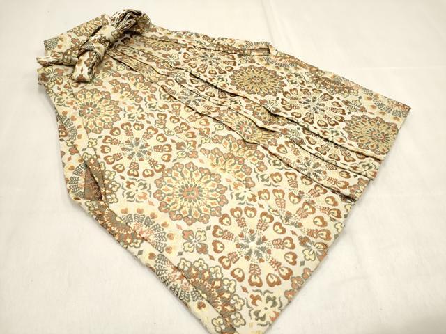 ■■■　サイズ　■■■ 紐下　約　45cm ■■■　商品詳細　■■■ 【交織】 状態は特に目立ったシミ汚れなどもなく大変良い状態です。 お安く出品致しますので、是非この機会にいかがでしょうか？ ■■■　注意事項　■■■ ■モニター発色の具合により色合いが異なる場合がございます。 ■寸法は多少の誤差が生じる場合がございますのでご了承ください。 ■縫込みの長さが左右非対称の場合は短い部分を記載しております。 左右非対称であってもご返品・お値引き等の保証は出来かねますので、ご了承の上ご購入をお願い致します。 ■シミ等のチェックには注意を払っておりますが、見落としがある場合もございますし、個人の見解も様々ですので神経質な方のご購入はお控えください。 ■箪笥に入っておりました着物や帯なので畳みシワや匂いがあるものもございます。 ■お休みは基本的に土日祝となりますが、その他臨時でお休みする場合がございますのでご了承ください。 ■商品の発送は平日のみの発送となります。 ■夜間と土曜、日曜日はお問い合わせの回答が遅れる場合がございます。 ■当店では、お直し、紋入れ、お手入れ等は承っておりません。 ■生地の状態（ヤケ、経年劣化等）によってはサイズ直しが出来ない場合がございます。 その点もどうかご了承のうえ、ご購入をお願いいたします。 ■弊社で取り扱う商品は一点ものにつき、時期や在庫状況に応じて金額が変更となる場合がございます。 ■検針は行っておりません。予めご了承いただきますようお願いいたします。 ■【洗える着物】と記載のある商品におきましては、商品お届け後に洗濯を行ってしまってからのご返品にはご対応しかねます。 念の為、専門店でのお手入れをお願いいたします。 ■写真に写っている物が全てになります。それ以外の付属品はございませんのでご了承ください。 ■状態に関する写真につきましては、掲載可能な写真枚数に限りがあるため、各箇所につき1枚参考画像を掲載しております。 ■着物のサイズ目安は下記を参考ください↓ ＜女性着物＞　お端折り次第で＋5cm　−1cmが着用可能サイズ 　例）身丈170cmの場合、身長160cm〜175cm ＜男性着物＞　身丈＋約25cm〜27cm程が適応身長 　例）身丈155cmの場合、身長180〜182cm