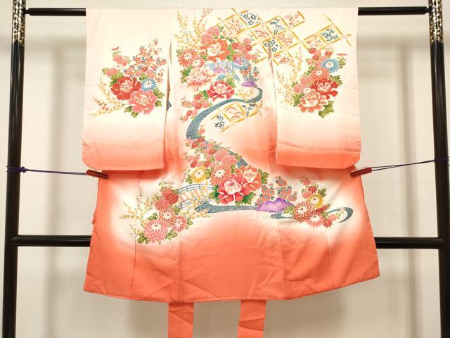 ■■■　サイズ　■■■ 【祝着】 身丈 99cm（肩から） 裄丈 45.5cm（肩上げ　0cm） 袖丈 57cm　縫込み 1.5cm 袖幅 29cm 前幅 15.5cm 後幅 17cm 着物縫いこみ 内揚げ 0cm （腰上げ　0cm） 裄 お袖側 約0cm　身頃側 約0cm ■■■　商品詳細　■■■ 【正絹】 状態は接写画像のように衿・左袖前に薄い汚れがございますが その他特に目立ったシミ汚れなどもなく大変良い状態です。 大変上質な逸品になります。 お安く出品致しますので、是非この機会にいかがでしょうか？ ※肩上げと腰上げがされておりません。 ※背伏せの無いお仕立てになりますので後身頃のサイズは、大体の背中心までを採寸しております。 ■■■　注意事項　■■■ ■モニター発色の具合により色合いが異なる場合がございます。 ■寸法は多少の誤差が生じる場合がございますのでご了承ください。 ■縫込みの長さが左右非対称の場合は短い部分を記載しております。 左右非対称であってもご返品・お値引き等の保証は出来かねますので、ご了承の上ご購入をお願い致します。 ■シミ等のチェックには注意を払っておりますが、見落としがある場合もございますし、個人の見解も様々ですので神経質な方のご購入はお控えください。 ■箪笥に入っておりました着物や帯なので畳みシワや匂いがあるものもございます。 ■お休みは基本的に土日祝となりますが、その他臨時でお休みする場合がございますのでご了承ください。 ■商品の発送は平日のみの発送となります。 ■夜間と土曜、日曜日はお問い合わせの回答が遅れる場合がございます。 ■当店では、お直し、紋入れ、お手入れ等は承っておりません。 ■生地の状態（ヤケ、経年劣化等）によってはサイズ直しが出来ない場合がございます。 その点もどうかご了承のうえ、ご購入をお願いいたします。 ■弊社で取り扱う商品は一点ものにつき、時期や在庫状況に応じて金額が変更となる場合がございます。 ■検針は行っておりません。予めご了承いただきますようお願いいたします。 ■【洗える着物】と記載のある商品におきましては、商品お届け後に洗濯を行ってしまってからのご返品にはご対応しかねます。 念の為、専門店でのお手入れをお願いいたします。 ■写真に写っている物が全てになります。それ以外の付属品はございませんのでご了承ください。 ■状態に関する写真につきましては、掲載可能な写真枚数に限りがあるため、各箇所につき1枚参考画像を掲載しております。 ■着物のサイズ目安は下記を参考ください↓ ＜女性着物＞　お端折り次第で＋5cm　−1cmが着用可能サイズ 　例）身丈170cmの場合、身長160cm〜175cm ＜男性着物＞　身丈＋約25cm〜27cm程が適応身長 　例）身丈155cmの場合、身長180〜182cm