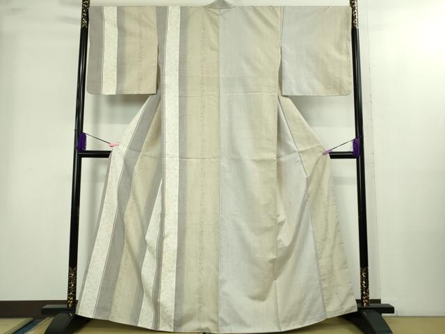 ■■■　サイズ　■■■ 身丈 162cm（肩から） 裄丈 69cm 袖丈 48cm 縫込み 4cm 袖幅 35cm 前幅 23cm 後幅 29.5cm 着物縫いこみ 内揚げ 5cm 裄 お袖側 約 1.5cm　身頃側 約 1cm ■■■　商品詳細　■■■ 【正絹】 状態は特に目立ったシミ汚れなどもなく大変良い状態です。 大変上質な極上の逸品になります。 お安く出品致しますので、是非この機会にいかがでしょうか？ ■■■　注意事項　■■■ ■モニター発色の具合により色合いが異なる場合がございます。 ■寸法は多少の誤差が生じる場合がございますのでご了承ください。 ■縫込みの長さが左右非対称の場合は短い部分を記載しております。 左右非対称であってもご返品・お値引き等の保証は出来かねますので、ご了承の上ご購入をお願い致します。 ■シミ等のチェックには注意を払っておりますが、見落としがある場合もございますし、個人の見解も様々ですので神経質な方のご購入はお控えください。 ■箪笥に入っておりました着物や帯なので畳みシワや匂いがあるものもございます。 ■お休みは基本的に土日祝となりますが、その他臨時でお休みする場合がございますのでご了承ください。 ■商品の発送は平日のみの発送となります。 ■夜間と土曜、日曜日はお問い合わせの回答が遅れる場合がございます。 ■当店では、お直し、紋入れ、お手入れ等は承っておりません。 ■生地の状態（ヤケ、経年劣化等）によってはサイズ直しが出来ない場合がございます。 その点もどうかご了承のうえ、ご購入をお願いいたします。 ■弊社で取り扱う商品は一点ものにつき、時期や在庫状況に応じて金額が変更となる場合がございます。 ■検針は行っておりません。予めご了承いただきますようお願いいたします。 ■【洗える着物】と記載のある商品におきましては、商品お届け後に洗濯を行ってしまってからのご返品にはご対応しかねます。 念の為、専門店でのお手入れをお願いいたします。 ■着物のサイズ目安は下記を参考ください↓ ＜女性着物＞　お端折り次第で＋5?　−10?が着用可能サイズ 　例）身丈170?の場合、身長160?〜175? ＜男性着物＞　身丈＋約25?〜27?程が適応身長 　例）身丈155?の場合、身長180〜182?