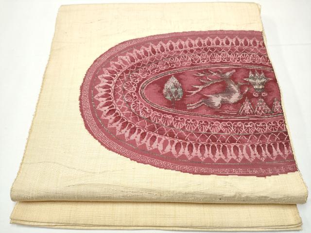 ■■■　サイズ　■■■ 長さ 346cm 幅 31.5cm程 ■■■　商品詳細　■■■ 【正絹】 状態は接写画像のように 前柄付近・裏地に薄い汚れがございますが その他特に目立ったシミ汚れなどもなく大変良い状態です。 大変上質な逸品になります。 お安く出品致しますので、是非この機会にいかがでしょうか？ ■■■　注意事項　■■■ ■モニター発色の具合により色合いが異なる場合がございます。 ■寸法は多少の誤差が生じる場合がございますのでご了承ください。 ■縫込みの長さが左右非対称の場合は短い部分を記載しております。 左右非対称であってもご返品・お値引き等の保証は出来かねますので、ご了承の上ご購入をお願い致します。 ■シミ等のチェックには注意を払っておりますが、見落としがある場合もございますし、個人の見解も様々ですので神経質な方のご購入はお控えください。 ■箪笥に入っておりました着物や帯なので畳みシワや匂いがあるものもございます。 ■お休みは基本的に土日祝となりますが、その他臨時でお休みする場合がございますのでご了承ください。 ■商品の発送は平日のみの発送となります。 ■夜間と土曜、日曜日はお問い合わせの回答が遅れる場合がございます。 ■当店では、お直し、紋入れ、お手入れ等は承っておりません。 ■生地の状態（ヤケ、経年劣化等）によってはサイズ直しが出来ない場合がございます。 その点もどうかご了承のうえ、ご購入をお願いいたします。 ■弊社で取り扱う商品は一点ものにつき、時期や在庫状況に応じて金額が変更となる場合がございます。 ■検針は行っておりません。予めご了承いただきますようお願いいたします。 ■【洗える着物】と記載のある商品におきましては、商品お届け後に洗濯を行ってしまってからのご返品にはご対応しかねます。 念の為、専門店でのお手入れをお願いいたします。 ■着物のサイズ目安は下記を参考ください↓ ＜女性着物＞　お端折り次第で＋5?　−10?が着用可能サイズ 　例）身丈170?の場合、身長160?〜175? ＜男性着物＞　身丈＋約25?〜27?程が適応身長 　例）身丈155?の場合、身長180〜182?