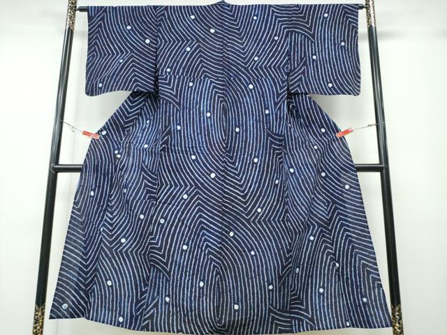 ■■■　サイズ　■■■ 身丈 149cm（肩から） 裄丈 65.5cm 袖丈 46cm　縫込み 3.5cm 袖幅 33.5cm 前幅 23cm 後幅 30.5cm 着物縫いこみ 内揚げ 0cm 裄 お袖側 約2cm　身頃側 約1cm ■■■　商品詳細　■■■ 【綿】 状態は接写画像のように表地にヤケ、居敷当てに薄いシミがございますが その他特に目立ったシミ汚れなどもなく大変良い状態です。 人気の高い“有松鳴海絞り”の浴衣でございます。 “鳴海絞り”ならではの表情を生み出す立体感と 淡いぼかしで息を吹き込まれ、 今にも動き出しそうな迫力を放っております。 夏祭りや花火大会、これから増えるイベントに連れ立って、 より夏をお楽しみ下さいませ。 大変上質な逸品になります。 お安く出品致しますので、是非この機会にいかがでしょうか？ ■■■　注意事項　■■■ ■モニター発色の具合により色合いが異なる場合がございます。 ■寸法は多少の誤差が生じる場合がございますのでご了承ください。 ■縫込みの長さが左右非対称の場合は短い部分を記載しております。 左右非対称であってもご返品・お値引き等の保証は出来かねますので、ご了承の上ご購入をお願い致します。 ■シミ等のチェックには注意を払っておりますが、見落としがある場合もございますし、個人の見解も様々ですので神経質な方のご購入はお控えください。 ■箪笥に入っておりました着物や帯なので畳みシワや匂いがあるものもございます。 ■お休みは基本的に土日祝となりますが、その他臨時でお休みする場合がございますのでご了承ください。 ■商品の発送は平日のみの発送となります。 ■夜間と土曜、日曜日はお問い合わせの回答が遅れる場合がございます。 ■当店では、お直し、紋入れ、お手入れ等は承っておりません。 ■生地の状態（ヤケ、経年劣化等）によってはサイズ直しが出来ない場合がございます。 その点もどうかご了承のうえ、ご購入をお願いいたします。 ■弊社で取り扱う商品は一点ものにつき、時期や在庫状況に応じて金額が変更となる場合がございます。 ■検針は行っておりません。予めご了承いただきますようお願いいたします。 ■【洗える着物】と記載のある商品におきましては、商品お届け後に洗濯を行ってしまってからのご返品にはご対応しかねます。 念の為、専門店でのお手入れをお願いいたします。 ■着物のサイズ目安は下記を参考ください↓ ＜女性着物＞　お端折り次第で＋5cm　−1cmが着用可能サイズ 　例）身丈170cmの場合、身長160cm〜175cm ＜男性着物＞　身丈＋約25cm〜27cm程が適応身長 　例）身丈155cmの場合、身長180〜182cm
