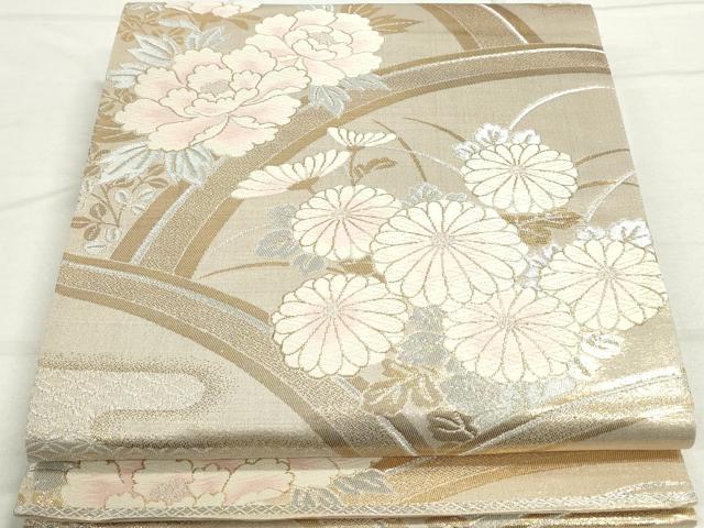 ■■■　サイズ　■■■ 長さ 434cm 幅 31cm程 ■■■　商品詳細　■■■ 【正絹・関西仕立て】 詳細に関しましては、画像をご確認ください。 大変上質な逸品になります。 お安く出品致しますので、是非この機会にいかがでしょうか？ ■■■　注意事項　■■■ ■モニター発色の具合により色合いが異なる場合がございます。 ■寸法は多少の誤差が生じる場合がございますのでご了承ください。 ■縫込みの長さが左右非対称の場合は短い部分を記載しております。 左右非対称であってもご返品・お値引き等の保証は出来かねますので、ご了承の上ご購入をお願い致します。 ■シミ等のチェックには注意を払っておりますが、見落としがある場合もございますし、個人の見解も様々ですので神経質な方のご購入はお控えください。 ■箪笥に入っておりました着物や帯なので畳みシワや匂いがあるものもございます。 ■お休みは基本的に土日祝となりますが、その他臨時でお休みする場合がございますのでご了承ください。 ■商品の発送は平日のみの発送となります。 ■夜間と土曜、日曜日はお問い合わせの回答が遅れる場合がございます。 ■当店では、お直し、紋入れ、お手入れ等は承っておりません。 ■生地の状態（ヤケ、経年劣化等）によってはサイズ直しが出来ない場合がございます。 その点もどうかご了承のうえ、ご購入をお願いいたします。 ■弊社で取り扱う商品は一点ものにつき、時期や在庫状況に応じて金額が変更となる場合がございます。 ■検針は行っておりません。予めご了承いただきますようお願いいたします。 ■【洗える着物】と記載のある商品におきましては、商品お届け後に洗濯を行ってしまってからのご返品にはご対応しかねます。 念の為、専門店でのお手入れをお願いいたします。 ■着物のサイズ目安は下記を参考ください↓ ＜女性着物＞　お端折り次第で＋5cm　−1cmが着用可能サイズ 　例）身丈170cmの場合、身長160cm〜175cm ＜男性着物＞　身丈＋約25cm〜27cm程が適応身長 　例）身丈155cmの場合、身長180〜182cm