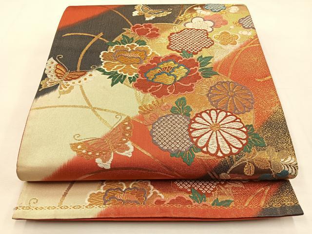 ■■■　サイズ　■■■ 長さ 428cm 幅 31cm程 ■■■　商品詳細　■■■ 【正絹・関西仕立て】 詳細に関しましては、画像をご確認ください。 大変上質な逸品になります。 お安く出品致しますので、是非この機会にいかがでしょうか？ ■■■　注意事項　■■■ ■モニター発色の具合により色合いが異なる場合がございます。 ■寸法は多少の誤差が生じる場合がございますのでご了承ください。 ■縫込みの長さが左右非対称の場合は短い部分を記載しております。 左右非対称であってもご返品・お値引き等の保証は出来かねますので、ご了承の上ご購入をお願い致します。 ■シミ等のチェックには注意を払っておりますが、見落としがある場合もございますし、個人の見解も様々ですので神経質な方のご購入はお控えください。 ■箪笥に入っておりました着物や帯なので畳みシワや匂いがあるものもございます。 ■お休みは基本的に土日祝となりますが、その他臨時でお休みする場合がございますのでご了承ください。 ■商品の発送は平日のみの発送となります。 ■夜間と土曜、日曜日はお問い合わせの回答が遅れる場合がございます。 ■当店では、お直し、紋入れ、お手入れ等は承っておりません。 ■生地の状態（ヤケ、経年劣化等）によってはサイズ直しが出来ない場合がございます。 その点もどうかご了承のうえ、ご購入をお願いいたします。 ■弊社で取り扱う商品は一点ものにつき、時期や在庫状況に応じて金額が変更となる場合がございます。 ■検針は行っておりません。予めご了承いただきますようお願いいたします。 ■【洗える着物】と記載のある商品におきましては、商品お届け後に洗濯を行ってしまってからのご返品にはご対応しかねます。 念の為、専門店でのお手入れをお願いいたします。 ■着物のサイズ目安は下記を参考ください↓ ＜女性着物＞　お端折り次第で＋5cm　−1cmが着用可能サイズ 　例）身丈170cmの場合、身長160cm〜175cm ＜男性着物＞　身丈＋約25cm〜27cm程が適応身長 　例）身丈155cmの場合、身長180〜182cm