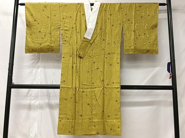 ■■■　サイズ　■■■ 身丈 116.5cm（肩から） 裄丈 62cm 袖丈 47cm　縫込み 4cm 袖幅 31.5cm 前幅 24.5cm 後幅 28.5cm 着物縫いこみ 内揚げ 8cm 裄 お袖側 約3.5cm　身頃側 約2cm ■■■　商品詳細　■■■ 【正絹】 状態は特に目立ったシミ汚れなどもなく大変良い状態です。 大変上質な逸品になります。 お安く出品致しますので、是非この機会にいかがでしょうか？ ■■■　注意事項　■■■ ■モニター発色の具合により色合いが異なる場合がございます。 ■寸法は多少の誤差が生じる場合がございますのでご了承ください。 ■縫込みの長さが左右非対称の場合は短い部分を記載しております。 左右非対称であってもご返品・お値引き等の保証は出来かねますので、ご了承の上ご購入をお願い致します。 ■シミ等のチェックには注意を払っておりますが、見落としがある場合もございますし、個人の見解も様々ですので神経質な方のご購入はお控えください。 ■箪笥に入っておりました着物や帯なので畳みシワや匂いがあるものもございます。 ■お休みは基本的に土日祝となりますが、その他臨時でお休みする場合がございますのでご了承ください。 ■商品の発送は平日のみの発送となります。 ■夜間と土曜、日曜日はお問い合わせの回答が遅れる場合がございます。 ■当店では、お直し、紋入れ、お手入れ等は承っておりません。 ■生地の状態（ヤケ、経年劣化等）によってはサイズ直しが出来ない場合がございます。 その点もどうかご了承のうえ、ご購入をお願いいたします。 ■弊社で取り扱う商品は一点ものにつき、時期や在庫状況に応じて金額が変更となる場合がございます。 ■検針は行っておりません。予めご了承いただきますようお願いいたします。 ■【洗える着物】と記載のある商品におきましては、商品お届け後に洗濯を行ってしまってからのご返品にはご対応しかねます。 念の為、専門店でのお手入れをお願いいたします。 ■写真に写っている物が全てになります。それ以外の付属品はございませんのでご了承ください。 ■状態に関する写真につきましては、掲載可能な写真枚数に限りがあるため、各箇所につき1枚参考画像を掲載しております。 ■着物のサイズ目安は下記を参考ください↓ ＜女性着物＞　お端折り次第で＋5cm　−1cmが着用可能サイズ 　例）身丈170cmの場合、身長160cm〜175cm ＜男性着物＞　身丈＋約25cm〜27cm程が適応身長 　例）身丈155cmの場合、身長180〜182cm
