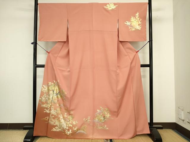 ■■■　サイズ　■■■ 身丈 167.5cm（肩から） 裄丈 65.5cm 袖丈 48cm　縫込み 2.5cm 袖幅 34.5cm 前幅 25cm 後幅 30cm 着物縫いこみ 内揚げ 4cm 裄 お袖側 約2cm　身頃側 約5cm ■■■　商品詳細　■■■ 【正絹】 状態は特に目立ったシミ汚れなどもなく大変良い状態です。 大変上質な逸品になります。 お安く出品致しますので、是非この機会にいかがでしょうか？ ■■■　注意事項　■■■ ■モニター発色の具合により色合いが異なる場合がございます。 ■寸法は多少の誤差が生じる場合がございますのでご了承ください。 ■縫込みの長さが左右非対称の場合は短い部分を記載しております。 左右非対称であってもご返品・お値引き等の保証は出来かねますので、ご了承の上ご購入をお願い致します。 ■シミ等のチェックには注意を払っておりますが、見落としがある場合もございますし、個人の見解も様々ですので神経質な方のご購入はお控えください。 ■箪笥に入っておりました着物や帯なので畳みシワや匂いがあるものもございます。 ■お休みは基本的に土日祝となりますが、その他臨時でお休みする場合がございますのでご了承ください。 ■商品の発送は平日のみの発送となります。 ■夜間と土曜、日曜日はお問い合わせの回答が遅れる場合がございます。 ■当店では、お直し、紋入れ、お手入れ等は承っておりません。 ■生地の状態（ヤケ、経年劣化等）によってはサイズ直しが出来ない場合がございます。 その点もどうかご了承のうえ、ご購入をお願いいたします。 ■弊社で取り扱う商品は一点ものにつき、時期や在庫状況に応じて金額が変更となる場合がございます。 ■検針は行っておりません。予めご了承いただきますようお願いいたします。 ■【洗える着物】と記載のある商品におきましては、商品お届け後に洗濯を行ってしまってからのご返品にはご対応しかねます。 念の為、専門店でのお手入れをお願いいたします。 ■写真に写っている物が全てになります。それ以外の付属品はございませんのでご了承ください。 ■状態に関する写真につきましては、掲載可能な写真枚数に限りがあるため、各箇所につき1枚参考画像を掲載しております。 ■着物のサイズ目安は下記を参考ください↓ ＜女性着物＞　お端折り次第で＋5cm　−1cmが着用可能サイズ 　例）身丈170cmの場合、身長160cm〜175cm ＜男性着物＞　身丈＋約25cm〜27cm程が適応身長 　例）身丈155cmの場合、身長180〜182cm