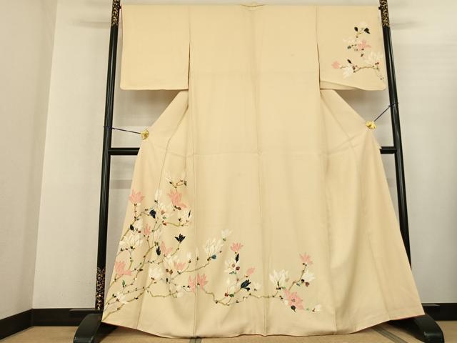 ■■■　サイズ　■■■ 身丈 165cm（肩から） 裄丈 65cm 袖丈 47cm　縫込み 4cm 袖幅 32cm 前幅 27cm 後幅 33cm 着物縫いこみ 内揚げ 0cm 裄 お袖側 約1.5cm　身頃側 約1cm ■■■　商品詳細　■■■ 【正絹】 状態は接写画像のように上前・後身頃・衿山・左袖・衿裏・胴裏・両袖袖裏に薄い汚れがございます。 大変上質な逸品になります。 お安く出品致しますので、是非この機会にいかがでしょうか？ ■■■　注意事項　■■■ ■モニター発色の具合により色合いが異なる場合がございます。 ■寸法は多少の誤差が生じる場合がございますのでご了承ください。 ■縫込みの長さが左右非対称の場合は短い部分を記載しております。 左右非対称であってもご返品・お値引き等の保証は出来かねますので、ご了承の上ご購入をお願い致します。 ■シミ等のチェックには注意を払っておりますが、見落としがある場合もございますし、個人の見解も様々ですので神経質な方のご購入はお控えください。 ■箪笥に入っておりました着物や帯なので畳みシワや匂いがあるものもございます。 ■お休みは基本的に土日祝となりますが、その他臨時でお休みする場合がございますのでご了承ください。 ■商品の発送は平日のみの発送となります。 ■夜間と土曜、日曜日はお問い合わせの回答が遅れる場合がございます。 ■当店では、お直し、紋入れ、お手入れ等は承っておりません。 ■生地の状態（ヤケ、経年劣化等）によってはサイズ直しが出来ない場合がございます。 その点もどうかご了承のうえ、ご購入をお願いいたします。 ■弊社で取り扱う商品は一点ものにつき、時期や在庫状況に応じて金額が変更となる場合がございます。 ■検針は行っておりません。予めご了承いただきますようお願いいたします。 ■【洗える着物】と記載のある商品におきましては、商品お届け後に洗濯を行ってしまってからのご返品にはご対応しかねます。 念の為、専門店でのお手入れをお願いいたします。 ■着物のサイズ目安は下記を参考ください↓ ＜女性着物＞　お端折り次第で＋5cm　−1cmが着用可能サイズ 　例）身丈170cmの場合、身長160cm〜175cm ＜男性着物＞　身丈＋約25cm〜27cm程が適応身長 　例）身丈155cmの場合、身長180〜182cm