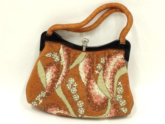 ■■■　サイズ　■■■ 【バッグ】 横　　　23.5cm 縦　　　16cm　取っ手込み　28.5cm 奥行き　6cm ■■■　商品詳細　■■■ 状態は参考画像のように内布に汚れがございます。 大変上質な逸品になります。 お安く出品致しますので、是非この機会にいかがでしょうか？ ■■■　注意事項　■■■ ■モニター発色の具合により色合いが異なる場合がございます。 ■寸法は多少の誤差が生じる場合がございますのでご了承ください。 ■縫込みの長さが左右非対称の場合は短い部分を記載しております。 左右非対称であってもご返品・お値引き等の保証は出来かねますので、ご了承の上ご購入をお願い致します。 ■シミ等のチェックには注意を払っておりますが、見落としがある場合もございますし、個人の見解も様々ですので神経質な方のご購入はお控えください。 ■箪笥に入っておりました着物や帯なので畳みシワや匂いがあるものもございます。 ■お休みは基本的に土日祝となりますが、その他臨時でお休みする場合がございますのでご了承ください。 ■商品の発送は平日のみの発送となります。 ■夜間と土曜、日曜日はお問い合わせの回答が遅れる場合がございます。 ■当店では、お直し、紋入れ、お手入れ等は承っておりません。 ■生地の状態（ヤケ、経年劣化等）によってはサイズ直しが出来ない場合がございます。 その点もどうかご了承のうえ、ご購入をお願いいたします。 ■弊社で取り扱う商品は一点ものにつき、時期や在庫状況に応じて金額が変更となる場合がございます。 ■検針は行っておりません。予めご了承いただきますようお願いいたします。 ■【洗える着物】と記載のある商品におきましては、商品お届け後に洗濯を行ってしまってからのご返品にはご対応しかねます。 念の為、専門店でのお手入れをお願いいたします。 ■写真に写っている物が全てになります。それ以外の付属品はございませんのでご了承ください。 ■状態に関する写真につきましては、掲載可能な写真枚数に限りがあるため、各箇所につき1枚参考画像を掲載しております。 ■着物のサイズ目安は下記を参考ください↓ ＜女性着物＞　お端折り次第で＋5cm　−1cmが着用可能サイズ 　例）身丈170cmの場合、身長160cm〜175cm ＜男性着物＞　身丈＋約25cm〜27cm程が適応身長 　例）身丈155cmの場合、身長180〜182cm