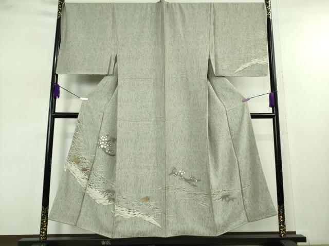 ■■■　サイズ　■■■ 身丈 151cm（肩から） 裄丈 75.5cm 袖丈 53cm 袖幅 39cm 前幅 23.5cm 後幅 31cm 着物縫いこみ 内揚げ 11.5cm 裄 お袖側 約 0cm　身頃側 約 0cm ■■■　商品詳細　■■■ 【正絹・未使用】 状態は特に目立ったシミ汚れなどもなく大変良い状態です。 雑誌「美しいキモノ」や「きものサロン」でもお馴染みの 創業200年『7代目永治屋清左衛門』（永井織物株式会社） 文化庁から依頼されて、織の原点でもある桃山小袖（唐織小袖）を 復元している織元です。 桃山小袖の唐織の技術を現代にも甦らさせて、 素晴らし逸品を数多く製作しております。 唐織は、現代では帯を織る技術であり、 着物を織っているのは「永治屋清左衛門」だけです。 大変上質な極上の逸品になります。 お安く出品致しますので、是非この機会にいかがでしょうか？ ※両袖に約2cm程の接ぎがございます。 ■■■　注意事項　■■■ ■モニター発色の具合により色合いが異なる場合がございます。 ■寸法は多少の誤差が生じる場合がございますのでご了承ください。 ■縫込みの長さが左右非対称の場合は短い部分を記載しております。 左右非対称であってもご返品・お値引き等の保証は出来かねますので、ご了承の上ご購入をお願い致します。 ■シミ等のチェックには注意を払っておりますが、見落としがある場合もございますし、個人の見解も様々ですので神経質な方のご購入はお控えください。 ■箪笥に入っておりました着物や帯なので畳みシワや匂いがあるものもございます。 ■お休みは基本的に土日祝となりますが、その他臨時でお休みする場合がございますのでご了承ください。 ■商品の発送は平日のみの発送となります。 ■夜間と土曜、日曜日はお問い合わせの回答が遅れる場合がございます。 ■当店では、お直し、紋入れ、お手入れ等は承っておりません。 ■生地の状態（ヤケ、経年劣化等）によってはサイズ直しが出来ない場合がございます。 その点もどうかご了承のうえ、ご購入をお願いいたします。 ■弊社で取り扱う商品は一点ものにつき、時期や在庫状況に応じて金額が変更となる場合がございます。 ■検針は行っておりません。予めご了承いただきますようお願いいたします。 ■【洗える着物】と記載のある商品におきましては、商品お届け後に洗濯を行ってしまってからのご返品にはご対応しかねます。 念の為、専門店でのお手入れをお願いいたします。 ■写真に写っている物が全てになります。 それ以外の付属品はございませんのでご了承ください。 ■状態に関する写真につきましては、掲載可能な写真枚数に限りがあるため、 各箇所につき1枚参考画像を掲載しております。 ■着物のサイズ目安は下記を参考ください↓ ＜女性着物＞　お端折り次第で＋5cm　－10cmが着用可能サイズ 　例）身丈170cmの場合、身長160cm～175cm ＜男性着物＞　身丈＋約25cm～27cm程が適応身長 　例）身丈155cmの場合、身長180cm～182cm