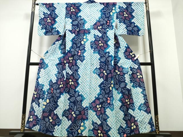 ■■■　サイズ　■■■ 身丈 157cm（肩から） 裄丈 67cm 袖丈 44.5cm　縫込み 3.5cm 袖幅 35cm 前幅 25cm 後幅 31cm 着物縫いこみ 内揚げ 3.5cm 裄 お袖側 約2.5cm　身頃側 約2cm ■■■　商品詳細　■■■ 【綿】 状態は特に目立ったシミ汚れなどもなく大変良い状態です。 人気の高い“有松鳴海絞り”の浴衣でございます。 “鳴海絞り”ならではの表情を生み出す立体感と 淡いぼかしで息を吹き込まれ、 今にも動き出しそうな迫力を放っております。 夏祭りや花火大会、これから増えるイベントに連れ立って、 より夏をお楽しみ下さいませ。 大変上質な逸品になります。 お安く出品致しますので、是非この機会にいかがでしょうか？ ■■■　注意事項　■■■ ■モニター発色の具合により色合いが異なる場合がございます。 ■寸法は多少の誤差が生じる場合がございますのでご了承ください。 ■縫込みの長さが左右非対称の場合は短い部分を記載しております。 左右非対称であってもご返品・お値引き等の保証は出来かねますので、ご了承の上ご購入をお願い致します。 ■シミ等のチェックには注意を払っておりますが、見落としがある場合もございますし、個人の見解も様々ですので神経質な方のご購入はお控えください。 ■箪笥に入っておりました着物や帯なので畳みシワや匂いがあるものもございます。 ■お休みは基本的に土日祝となりますが、その他臨時でお休みする場合がございますのでご了承ください。 ■商品の発送は平日のみの発送となります。 ■夜間と土曜、日曜日はお問い合わせの回答が遅れる場合がございます。 ■当店では、お直し、紋入れ、お手入れ等は承っておりません。 ■生地の状態（ヤケ、経年劣化等）によってはサイズ直しが出来ない場合がございます。 その点もどうかご了承のうえ、ご購入をお願いいたします。 ■弊社で取り扱う商品は一点ものにつき、時期や在庫状況に応じて金額が変更となる場合がございます。 ■検針は行っておりません。予めご了承いただきますようお願いいたします。 ■【洗える着物】と記載のある商品におきましては、商品お届け後に洗濯を行ってしまってからのご返品にはご対応しかねます。 念の為、専門店でのお手入れをお願いいたします。 ■着物のサイズ目安は下記を参考ください↓ ＜女性着物＞　お端折り次第で＋5cm　−1cmが着用可能サイズ 　例）身丈170cmの場合、身長160cm〜175cm ＜男性着物＞　身丈＋約25cm〜27cm程が適応身長 　例）身丈155cmの場合、身長180〜182cm