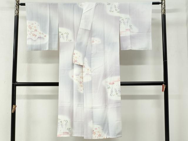 ■■■　サイズ　■■■ 身丈 128cm（肩から） 裄丈 62cm 袖丈 47cm　縫込み 7cm 袖幅 31cm 前幅 28cm 後幅 31cm 着物縫いこみ 内揚げ 7cm 裄 お袖側 約4cm　身頃側 約5cm ■■■　商品詳細　■■■ 【正絹・広衿仕立て】 状態は接写画像のように衿山に薄い汚れがございますが その他特に目立ったシミ汚れなどもなく大変良い状態です。 大変上質な逸品になります。 お安く出品致しますので、是非この機会にいかがでしょうか？ ■■■　注意事項　■■■ ■モニター発色の具合により色合いが異なる場合がございます。 ■寸法は多少の誤差が生じる場合がございますのでご了承ください。 ■縫込みの長さが左右非対称の場合は短い部分を記載しております。 左右非対称であってもご返品・お値引き等の保証は出来かねますので、ご了承の上ご購入をお願い致します。 ■シミ等のチェックには注意を払っておりますが、見落としがある場合もございますし、個人の見解も様々ですので神経質な方のご購入はお控えください。 ■箪笥に入っておりました着物や帯なので畳みシワや匂いがあるものもございます。 ■お休みは基本的に土日祝となりますが、その他臨時でお休みする場合がございますのでご了承ください。 ■商品の発送は平日のみの発送となります。 ■夜間と土曜、日曜日はお問い合わせの回答が遅れる場合がございます。 ■当店では、お直し、紋入れ、お手入れ等は承っておりません。 ■生地の状態（ヤケ、経年劣化等）によってはサイズ直しが出来ない場合がございます。 その点もどうかご了承のうえ、ご購入をお願いいたします。 ■弊社で取り扱う商品は一点ものにつき、時期や在庫状況に応じて金額が変更となる場合がございます。 ■検針は行っておりません。予めご了承いただきますようお願いいたします。 ■【洗える着物】と記載のある商品におきましては、商品お届け後に洗濯を行ってしまってからのご返品にはご対応しかねます。 念の為、専門店でのお手入れをお願いいたします。 ■着物のサイズ目安は下記を参考ください↓ ＜女性着物＞　お端折り次第で＋5cm　−1cmが着用可能サイズ 　例）身丈170cmの場合、身長160cm〜175cm ＜男性着物＞　身丈＋約25cm〜27cm程が適応身長 　例）身丈155cmの場合、身長180〜182cm