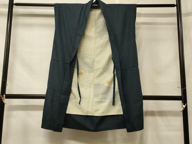 ■■■　サイズ　■■■ 身丈 99.5cm（肩から） 裄丈 34cm 前幅 26cm 後幅 33.5cm ■■■　商品詳細　■■■ 【正絹】 状態は特に目立ったシミ汚れなどもなく大変良い状態です。 大変上質な逸品になります。 お安く出品致しますので、是非この機会にいかがでしょうか？ ■■■　注意事項　■■■ ■モニター発色の具合により色合いが異なる場合がございます。 ■寸法は多少の誤差が生じる場合がございますのでご了承ください。 ■縫込みの長さが左右非対称の場合は短い部分を記載しております。 左右非対称であってもご返品・お値引き等の保証は出来かねますので、ご了承の上ご購入をお願い致します。 ■シミ等のチェックには注意を払っておりますが、見落としがある場合もございますし、個人の見解も様々ですので神経質な方のご購入はお控えください。 ■箪笥に入っておりました着物や帯なので畳みシワや匂いがあるものもございます。 ■お休みは基本的に土日祝となりますが、その他臨時でお休みする場合がございますのでご了承ください。 ■商品の発送は平日のみの発送となります。 ■夜間と土曜、日曜日はお問い合わせの回答が遅れる場合がございます。 ■当店では、お直し、紋入れ、お手入れ等は承っておりません。 ■生地の状態（ヤケ、経年劣化等）によってはサイズ直しが出来ない場合がございます。 その点もどうかご了承のうえ、ご購入をお願いいたします。 ■弊社で取り扱う商品は一点ものにつき、時期や在庫状況に応じて金額が変更となる場合がございます。 ■検針は行っておりません。予めご了承いただきますようお願いいたします。 ■【洗える着物】と記載のある商品におきましては、商品お届け後に洗濯を行ってしまってからのご返品にはご対応しかねます。 念の為、専門店でのお手入れをお願いいたします。 ■写真に写っている物が全てになります。それ以外の付属品はございませんのでご了承ください。 ■着物のサイズ目安は下記を参考ください↓ ＜女性着物＞　お端折り次第で＋5cm　－1cmが着用可能サイズ 　例）身丈170cmの場合、身長160cm～175cm ＜男性着物＞　身丈＋約25cm～27cm程が適応身長 　例）身丈155cmの場合、身長180～182cm