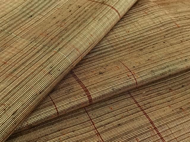 ■■■　サイズ　■■■ 身丈 157cm（肩から） 裄丈 63cm 袖丈 49cm　縫込み 7cm 袖幅 33cm 前幅 22cm 後幅 28.5cm 着物縫いこみ 内揚げ 7cm 裄 お袖側 約3cm　身頃側 約4cm ■■■　商品詳細　■■■ 【正絹】 状態は接写画像のように衿裏に汚れがございますが その他特に目立ったシミ汚れなどもなく大変良い状態です。 大変上質な逸品になります。 お安く出品致しますので、是非この機会にいかがでしょうか？ ■■■　注意事項　■■■ ■モニター発色の具合により色合いが異なる場合がございます。 ■寸法は多少の誤差が生じる場合がございますのでご了承ください。 ■縫込みの長さが左右非対称の場合は短い部分を記載しております。 左右非対称であってもご返品・お値引き等の保証は出来かねますので、ご了承の上ご購入をお願い致します。 ■シミ等のチェックには注意を払っておりますが、見落としがある場合もございますし、個人の見解も様々ですので神経質な方のご購入はお控えください。 ■箪笥に入っておりました着物や帯なので畳みシワや匂いがあるものもございます。 ■お休みは基本的に土日祝となりますが、その他臨時でお休みする場合がございますのでご了承ください。 ■商品の発送は平日のみの発送となります。 ■夜間と土曜、日曜日はお問い合わせの回答が遅れる場合がございます。 ■当店では、お直し、紋入れ、お手入れ等は承っておりません。 ■生地の状態（ヤケ、経年劣化等）によってはサイズ直しが出来ない場合がございます。 その点もどうかご了承のうえ、ご購入をお願いいたします。 ■弊社で取り扱う商品は一点ものにつき、時期や在庫状況に応じて金額が変更となる場合がございます。 ■検針は行っておりません。予めご了承いただきますようお願いいたします。 ■【洗える着物】と記載のある商品におきましては、商品お届け後に洗濯を行ってしまってからのご返品にはご対応しかねます。 念の為、専門店でのお手入れをお願いいたします。 ■着物のサイズ目安は下記を参考ください↓ ＜女性着物＞　お端折り次第で＋5cm　−1cmが着用可能サイズ 　例）身丈170cmの場合、身長160cm〜175cm ＜男性着物＞　身丈＋約25cm〜27cm程が適応身長 　例）身丈155cmの場合、身長180〜182cm