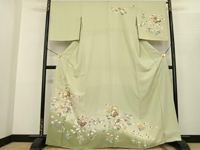 ■■■　サイズ　■■■ 身丈 165cm（肩から） 裄丈 66cm 袖丈 48cm　縫込み 7cm 袖幅 34cm 前幅 24cm 後幅 31cm 着物縫いこみ 内揚げ 4cm 裄 お袖側 約2cm　身頃側 約2.5cm ■■■　商品詳細　■■■ 【正絹】 状態は接写画像のように衿に薄い汚れがございますが その他特に目立ったシミ汚れなどもなく大変良い状態です。 大変上質な逸品になります。 お安く出品致しますので、是非この機会にいかがでしょうか？ ■■■　注意事項　■■■ ■モニター発色の具合により色合いが異なる場合がございます。 ■寸法は多少の誤差が生じる場合がございますのでご了承ください。 ■縫込みの長さが左右非対称の場合は短い部分を記載しております。 左右非対称であってもご返品・お値引き等の保証は出来かねますので、ご了承の上ご購入をお願い致します。 ■シミ等のチェックには注意を払っておりますが、見落としがある場合もございますし、個人の見解も様々ですので神経質な方のご購入はお控えください。 ■箪笥に入っておりました着物や帯なので畳みシワや匂いがあるものもございます。 ■お休みは基本的に土日祝となりますが、その他臨時でお休みする場合がございますのでご了承ください。 ■商品の発送は平日のみの発送となります。 ■夜間と土曜、日曜日はお問い合わせの回答が遅れる場合がございます。 ■当店では、お直し、紋入れ、お手入れ等は承っておりません。 ■生地の状態（ヤケ、経年劣化等）によってはサイズ直しが出来ない場合がございます。 その点もどうかご了承のうえ、ご購入をお願いいたします。 ■弊社で取り扱う商品は一点ものにつき、時期や在庫状況に応じて金額が変更となる場合がございます。 ■検針は行っておりません。予めご了承いただきますようお願いいたします。 ■【洗える着物】と記載のある商品におきましては、商品お届け後に洗濯を行ってしまってからのご返品にはご対応しかねます。 念の為、専門店でのお手入れをお願いいたします。 ■着物のサイズ目安は下記を参考ください↓ ＜女性着物＞　お端折り次第で＋5cm　−1cmが着用可能サイズ 　例）身丈170cmの場合、身長160cm〜175cm ＜男性着物＞　身丈＋約25cm〜27cm程が適応身長 　例）身丈155cmの場合、身長180〜182cm