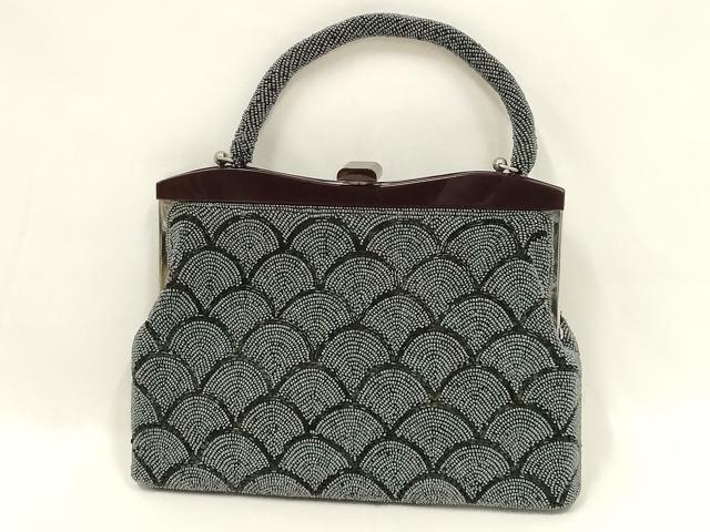 ■■■　サイズ　■■■ 【バッグ】 横　　　27cm 縦　　　20cm　取っ手込み　32.5cm 奥行き　5cm ■■■　商品詳細　■■■ 状態は参考画像のように色褪せ、傷がございます。 大変上質な逸品になります。 お安く出品致しますので、是非この機会にいかがでしょうか？ ■■■　注意事項　■■■ ■モニター発色の具合により色合いが異なる場合がございます。 ■寸法は多少の誤差が生じる場合がございますのでご了承ください。 ■縫込みの長さが左右非対称の場合は短い部分を記載しております。 左右非対称であってもご返品・お値引き等の保証は出来かねますので、ご了承の上ご購入をお願い致します。 ■シミ等のチェックには注意を払っておりますが、見落としがある場合もございますし、個人の見解も様々ですので神経質な方のご購入はお控えください。 ■箪笥に入っておりました着物や帯なので畳みシワや匂いがあるものもございます。 ■お休みは基本的に土日祝となりますが、その他臨時でお休みする場合がございますのでご了承ください。 ■商品の発送は平日のみの発送となります。 ■夜間と土曜、日曜日はお問い合わせの回答が遅れる場合がございます。 ■当店では、お直し、紋入れ、お手入れ等は承っておりません。 ■生地の状態（ヤケ、経年劣化等）によってはサイズ直しが出来ない場合がございます。 その点もどうかご了承のうえ、ご購入をお願いいたします。 ■弊社で取り扱う商品は一点ものにつき、時期や在庫状況に応じて金額が変更となる場合がございます。 ■検針は行っておりません。予めご了承いただきますようお願いいたします。 ■【洗える着物】と記載のある商品におきましては、商品お届け後に洗濯を行ってしまってからのご返品にはご対応しかねます。 念の為、専門店でのお手入れをお願いいたします。 ■写真に写っている物が全てになります。それ以外の付属品はございませんのでご了承ください。 ■状態に関する写真につきましては、掲載可能な写真枚数に限りがあるため、各箇所につき1枚参考画像を掲載しております。 ■着物のサイズ目安は下記を参考ください↓ ＜女性着物＞　お端折り次第で＋5cm　−1cmが着用可能サイズ 　例）身丈170cmの場合、身長160cm〜175cm ＜男性着物＞　身丈＋約25cm〜27cm程が適応身長 　例）身丈155cmの場合、身長180〜182cm