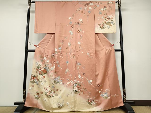 ■■■　サイズ　■■■ 身丈 164cm（肩から） 裄丈 62.5cm 袖丈 53cm　縫込み 5cm 袖幅 32.5cm 前幅 24cm 後幅 29.5cm 着物縫いこみ 内揚げ 3cm 裄 お袖側 約3cm　身頃側 約4cm ■■■　商品詳細　■■■ 【正絹】 状態は接写画像のように後身頃に薄い汚れがございますが その他特に目立ったシミ汚れなどもなく大変良い状態です。 大変上質な逸品になります。 お安く出品致しますので、是非この機会にいかがでしょうか？ ■■■　注意事項　■■■ ■モニター発色の具合により色合いが異なる場合がございます。 ■寸法は多少の誤差が生じる場合がございますのでご了承ください。 ■縫込みの長さが左右非対称の場合は短い部分を記載しております。 左右非対称であってもご返品・お値引き等の保証は出来かねますので、ご了承の上ご購入をお願い致します。 ■シミ等のチェックには注意を払っておりますが、見落としがある場合もございますし、個人の見解も様々ですので神経質な方のご購入はお控えください。 ■箪笥に入っておりました着物や帯なので畳みシワや匂いがあるものもございます。 ■お休みは基本的に土日祝となりますが、その他臨時でお休みする場合がございますのでご了承ください。 ■商品の発送は平日のみの発送となります。 ■夜間と土曜、日曜日はお問い合わせの回答が遅れる場合がございます。 ■当店では、お直し、紋入れ、お手入れ等は承っておりません。 ■生地の状態（ヤケ、経年劣化等）によってはサイズ直しが出来ない場合がございます。 その点もどうかご了承のうえ、ご購入をお願いいたします。 ■弊社で取り扱う商品は一点ものにつき、時期や在庫状況に応じて金額が変更となる場合がございます。 ■検針は行っておりません。予めご了承いただきますようお願いいたします。 ■【洗える着物】と記載のある商品におきましては、商品お届け後に洗濯を行ってしまってからのご返品にはご対応しかねます。 念の為、専門店でのお手入れをお願いいたします。 ■着物のサイズ目安は下記を参考ください↓ ＜女性着物＞　お端折り次第で＋5?　−10?が着用可能サイズ 　例）身丈170?の場合、身長160?〜175? ＜男性着物＞　身丈＋約25?〜27?程が適応身長 　例）身丈155?の場合、身長180〜182?