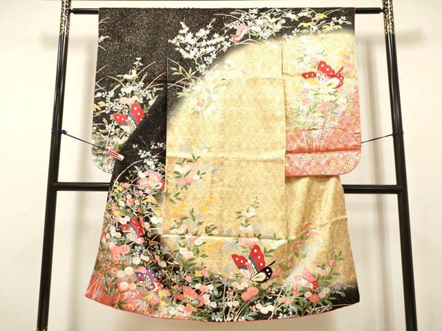■■■　サイズ　■■■ 【祝着】 身丈 131cm（肩から） 裄丈 56.5cm（肩上げ　0cm） 袖丈 74cm　縫込み 2.5cm 袖幅 31cm 前幅 18.5cm 後幅 25cm 着物縫いこみ 内揚げ 0cm （腰上げ　0cm） 裄 お袖側 約2cm　身頃側 約1.5cm ■■■　商品詳細　■■■ 【正絹】 状態は接写画像のように衿・衿裏に薄い汚れ、 下前・胴裏・八掛に汚れがございますが その他特に目立ったシミ汚れなどもなく大変良い状態です。 大変上質な逸品になります。 お安く出品致しますので、是非この機会にいかがでしょうか？ ※肩上げと腰上げがされておりません。 ■■■　注意事項　■■■ ■モニター発色の具合により色合いが異なる場合がございます。 ■寸法は多少の誤差が生じる場合がございますのでご了承ください。 ■縫込みの長さが左右非対称の場合は短い部分を記載しております。 左右非対称であってもご返品・お値引き等の保証は出来かねますので、ご了承の上ご購入をお願い致します。 ■シミ等のチェックには注意を払っておりますが、見落としがある場合もございますし、個人の見解も様々ですので神経質な方のご購入はお控えください。 ■箪笥に入っておりました着物や帯なので畳みシワや匂いがあるものもございます。 ■お休みは基本的に土日祝となりますが、その他臨時でお休みする場合がございますのでご了承ください。 ■商品の発送は平日のみの発送となります。 ■夜間と土曜、日曜日はお問い合わせの回答が遅れる場合がございます。 ■当店では、お直し、紋入れ、お手入れ等は承っておりません。 ■生地の状態（ヤケ、経年劣化等）によってはサイズ直しが出来ない場合がございます。 その点もどうかご了承のうえ、ご購入をお願いいたします。 ■弊社で取り扱う商品は一点ものにつき、時期や在庫状況に応じて金額が変更となる場合がございます。 ■検針は行っておりません。予めご了承いただきますようお願いいたします。 ■【洗える着物】と記載のある商品におきましては、商品お届け後に洗濯を行ってしまってからのご返品にはご対応しかねます。 念の為、専門店でのお手入れをお願いいたします。 ■写真に写っている物が全てになります。それ以外の付属品はございませんのでご了承ください。 ■状態に関する写真につきましては、掲載可能な写真枚数に限りがあるため、各箇所につき1枚参考画像を掲載しております。 ■着物のサイズ目安は下記を参考ください↓ ＜女性着物＞　お端折り次第で＋5cm　−1cmが着用可能サイズ 　例）身丈170cmの場合、身長160cm〜175cm ＜男性着物＞　身丈＋約25cm〜27cm程が適応身長 　例）身丈155cmの場合、身長180〜182cm