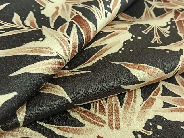 ■■■　サイズ　■■■ 身丈 153cm（肩から） 裄丈 67cm 袖丈 44cm　縫込み 3cm 袖幅 33cm 前幅 24cm 後幅 29cm 着物縫いこみ 内揚げ 0cm 裄 お袖側 約1cm　身頃側 約1.5cm ■■■　商品詳細　■■■ 【正絹】 状態は接写画像のように後身頃・衿山・衿裏に汚れがございますが その他特に目立ったシミ汚れなどもなく大変良い状態です。 【森英恵】 1951年　スタジオを設立。日本映画全盛期に数多くの衣裳デザインを担当 1965年　ニューヨークで初の海外コレクションを発表。 　　　　「EAST MEETS WEST」と絶賛される。 1977年　パリにメゾンをオープン。 　　　　オートクチュール組合に属する唯一の東洋人として、国際的な活動を展開。 日本ファッション界のパイオニアとしての功績は、 国境を越えた「美の大使」として高く評価される。 現在は、衣裳展の開催や若手の育成など、「手で創る」をテーマに活動。 「朝日賞」「紫綬褒章」「文化勲章」 「レジオン・ドヌール勲章オフィシエ」他、受賞多数。 大変上質な逸品になります。 お安く出品致しますので、是非この機会にいかがでしょうか？ ■■■　注意事項　■■■ ■モニター発色の具合により色合いが異なる場合がございます。 ■寸法は多少の誤差が生じる場合がございますのでご了承ください。 ■縫込みの長さが左右非対称の場合は短い部分を記載しております。 左右非対称であってもご返品・お値引き等の保証は出来かねますので、ご了承の上ご購入をお願い致します。 ■シミ等のチェックには注意を払っておりますが、見落としがある場合もございますし、個人の見解も様々ですので神経質な方のご購入はお控えください。 ■箪笥に入っておりました着物や帯なので畳みシワや匂いがあるものもございます。 ■お休みは基本的に土日祝となりますが、その他臨時でお休みする場合がございますのでご了承ください。 ■商品の発送は平日のみの発送となります。 ■夜間と土曜、日曜日はお問い合わせの回答が遅れる場合がございます。 ■当店では、お直し、紋入れ、お手入れ等は承っておりません。 ■生地の状態（ヤケ、経年劣化等）によってはサイズ直しが出来ない場合がございます。 その点もどうかご了承のうえ、ご購入をお願いいたします。 ■弊社で取り扱う商品は一点ものにつき、時期や在庫状況に応じて金額が変更となる場合がございます。 ■検針は行っておりません。予めご了承いただきますようお願いいたします。 ■【洗える着物】と記載のある商品におきましては、商品お届け後に洗濯を行ってしまってからのご返品にはご対応しかねます。 念の為、専門店でのお手入れをお願いいたします。 ■着物のサイズ目安は下記を参考ください↓ ＜女性着物＞　お端折り次第で＋5cm　−1cmが着用可能サイズ 　例）身丈170cmの場合、身長160cm〜175cm ＜男性着物＞　身丈＋約25cm〜27cm程が適応身長 　例）身丈155cmの場合、身長180〜182cm