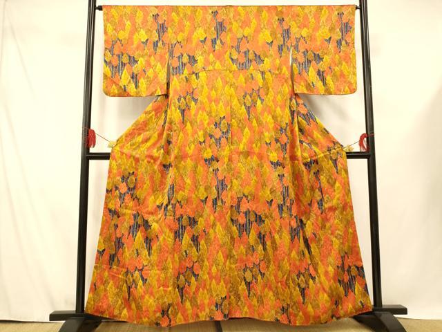 ■■■　サイズ　■■■ 身丈 157.5cm（肩から） 裄丈 64cm 袖丈 48.5cm　縫込み 5cm 袖幅 32cm 前幅 24.5cm 後幅 30.5cm 着物縫いこみ 内揚げ 2cm 裄 お袖側 約3cm　身頃側 約4cm ■■■　商品詳細　■■■ 【正絹】 状態は画像を添付しておりますので、そちらをご確認下さいますよう宜しくお願い致します。 大変上質な逸品になります。 お安く出品致しますので、是非この機会にいかがでしょうか？ ■■■　注意事項　■■■ ■モニター発色の具合により色合いが異なる場合がございます。 ■寸法は多少の誤差が生じる場合がございますのでご了承ください。 ■縫込みの長さが左右非対称の場合は短い部分を記載しております。 左右非対称であってもご返品・お値引き等の保証は出来かねますので、ご了承の上ご購入をお願い致します。 ■シミ等のチェックには注意を払っておりますが、見落としがある場合もございますし、個人の見解も様々ですので神経質な方のご購入はお控えください。 ■箪笥に入っておりました着物や帯なので畳みシワや匂いがあるものもございます。 ■お休みは基本的に土日祝となりますが、その他臨時でお休みする場合がございますのでご了承ください。 ■商品の発送は平日のみの発送となります。 ■夜間と土曜、日曜日はお問い合わせの回答が遅れる場合がございます。 ■当店では、お直し、紋入れ、お手入れ等は承っておりません。 ■生地の状態（ヤケ、経年劣化等）によってはサイズ直しが出来ない場合がございます。 その点もどうかご了承のうえ、ご購入をお願いいたします。 ■弊社で取り扱う商品は一点ものにつき、時期や在庫状況に応じて金額が変更となる場合がございます。 ■検針は行っておりません。予めご了承いただきますようお願いいたします。 ■【洗える着物】と記載のある商品におきましては、商品お届け後に洗濯を行ってしまってからのご返品にはご対応しかねます。 念の為、専門店でのお手入れをお願いいたします。 ■着物のサイズ目安は下記を参考ください↓ ＜女性着物＞　お端折り次第で＋5cm　−1cmが着用可能サイズ 　例）身丈170cmの場合、身長160cm〜175cm ＜男性着物＞　身丈＋約25cm〜27cm程が適応身長 　例）身丈155cmの場合、身長180〜182cm