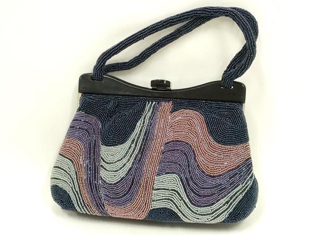 ■■■　サイズ　■■■ 【バッグ】 横　　　23.5cm 縦　　　15cm　取っ手込み　29cm 奥行き　6cm ■■■　商品詳細　■■■ 状態は参考画像のように薄い汚れ、傷がございます。 大変上質な逸品になります。 お安く出品致しますので、是非この機会にいかがでしょうか？ ■■■　注意事項　■■■ ■モニター発色の具合により色合いが異なる場合がございます。 ■寸法は多少の誤差が生じる場合がございますのでご了承ください。 ■縫込みの長さが左右非対称の場合は短い部分を記載しております。 左右非対称であってもご返品・お値引き等の保証は出来かねますので、ご了承の上ご購入をお願い致します。 ■シミ等のチェックには注意を払っておりますが、見落としがある場合もございますし、個人の見解も様々ですので神経質な方のご購入はお控えください。 ■箪笥に入っておりました着物や帯なので畳みシワや匂いがあるものもございます。 ■お休みは基本的に土日祝となりますが、その他臨時でお休みする場合がございますのでご了承ください。 ■商品の発送は平日のみの発送となります。 ■夜間と土曜、日曜日はお問い合わせの回答が遅れる場合がございます。 ■当店では、お直し、紋入れ、お手入れ等は承っておりません。 ■生地の状態（ヤケ、経年劣化等）によってはサイズ直しが出来ない場合がございます。 その点もどうかご了承のうえ、ご購入をお願いいたします。 ■弊社で取り扱う商品は一点ものにつき、時期や在庫状況に応じて金額が変更となる場合がございます。 ■検針は行っておりません。予めご了承いただきますようお願いいたします。 ■【洗える着物】と記載のある商品におきましては、商品お届け後に洗濯を行ってしまってからのご返品にはご対応しかねます。 念の為、専門店でのお手入れをお願いいたします。 ■写真に写っている物が全てになります。それ以外の付属品はございませんのでご了承ください。 ■状態に関する写真につきましては、掲載可能な写真枚数に限りがあるため、各箇所につき1枚参考画像を掲載しております。 ■着物のサイズ目安は下記を参考ください↓ ＜女性着物＞　お端折り次第で＋5cm　−1cmが着用可能サイズ 　例）身丈170cmの場合、身長160cm〜175cm ＜男性着物＞　身丈＋約25cm〜27cm程が適応身長 　例）身丈155cmの場合、身長180〜182cm