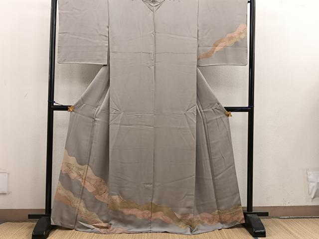 ■■■　サイズ　■■■ 身丈 166cm（肩から） 裄丈 67cm 袖丈 47.5cm　縫込み 4.5cm 袖幅 34.5cm 前幅 24.5cm 後幅 30cm 着物縫いこみ 内揚げ 0cm 裄 お袖側 約1.5cm　身頃側 約2.5cm ■■■　商品詳細　■■■ 【正絹】 状態は画像を添付しておりますので、そちらをご確認下さいますよう宜しくお願い致します。 大変上質な逸品になります。 お安く出品致しますので、是非この機会にいかがでしょうか？ ■■■　注意事項　■■■ ■モニター発色の具合により色合いが異なる場合がございます。 ■寸法は多少の誤差が生じる場合がございますのでご了承ください。 ■縫込みの長さが左右非対称の場合は短い部分を記載しております。 左右非対称であってもご返品・お値引き等の保証は出来かねますので、ご了承の上ご購入をお願い致します。 ■シミ等のチェックには注意を払っておりますが、見落としがある場合もございますし、個人の見解も様々ですので神経質な方のご購入はお控えください。 ■箪笥に入っておりました着物や帯なので畳みシワや匂いがあるものもございます。 ■お休みは基本的に土日祝となりますが、その他臨時でお休みする場合がございますのでご了承ください。 ■商品の発送は平日のみの発送となります。 ■夜間と土曜、日曜日はお問い合わせの回答が遅れる場合がございます。 ■当店では、お直し、紋入れ、お手入れ等は承っておりません。 ■生地の状態（ヤケ、経年劣化等）によってはサイズ直しが出来ない場合がございます。 その点もどうかご了承のうえ、ご購入をお願いいたします。 ■弊社で取り扱う商品は一点ものにつき、時期や在庫状況に応じて金額が変更となる場合がございます。 ■検針は行っておりません。予めご了承いただきますようお願いいたします。 ■【洗える着物】と記載のある商品におきましては、商品お届け後に洗濯を行ってしまってからのご返品にはご対応しかねます。 念の為、専門店でのお手入れをお願いいたします。 ■着物のサイズ目安は下記を参考ください↓ ＜女性着物＞　お端折り次第で＋5cm　−1cmが着用可能サイズ 　例）身丈170cmの場合、身長160cm〜175cm ＜男性着物＞　身丈＋約25cm〜27cm程が適応身長 　例）身丈155cmの場合、身長180〜182cm