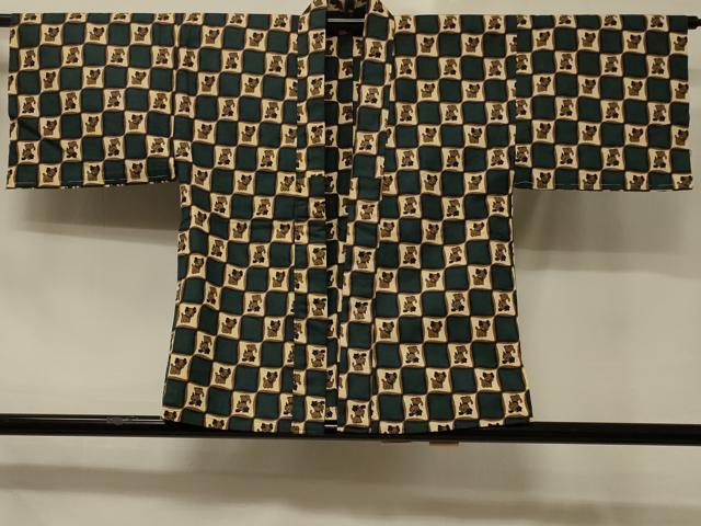 ■■■　サイズ　■■■ 身丈 76cm（肩から） 裄丈 63cm 袖丈 34cm　縫込み 2.5cm 袖幅 31.5cm 前幅 28cm 後幅 30.5cm 裄 お袖側 約2.5cm　身頃側 約2cm ■■■　商品詳細　■■■ 【ウール・未使用】 状態は特に目立ったシミ汚れなどもなく大変良い状態です。 大変上質な逸品になります。 お安く出品致しますので、是非この機会にいかがでしょうか？ ■■■　注意事項　■■■ ■モニター発色の具合により色合いが異なる場合がございます。 ■寸法は多少の誤差が生じる場合がございますのでご了承ください。 ■縫込みの長さが左右非対称の場合は短い部分を記載しております。 左右非対称であってもご返品・お値引き等の保証は出来かねますので、ご了承の上ご購入をお願い致します。 ■シミ等のチェックには注意を払っておりますが、見落としがある場合もございますし、個人の見解も様々ですので神経質な方のご購入はお控えください。 ■箪笥に入っておりました着物や帯なので畳みシワや匂いがあるものもございます。 ■お休みは基本的に土日祝となりますが、その他臨時でお休みする場合がございますのでご了承ください。 ■商品の発送は平日のみの発送となります。 ■夜間と土曜、日曜日はお問い合わせの回答が遅れる場合がございます。 ■当店では、お直し、紋入れ、お手入れ等は承っておりません。 ■生地の状態（ヤケ、経年劣化等）によってはサイズ直しが出来ない場合がございます。 その点もどうかご了承のうえ、ご購入をお願いいたします。 ■弊社で取り扱う商品は一点ものにつき、時期や在庫状況に応じて金額が変更となる場合がございます。 ■検針は行っておりません。予めご了承いただきますようお願いいたします。 ■【洗える着物】と記載のある商品におきましては、商品お届け後に洗濯を行ってしまってからのご返品にはご対応しかねます。 念の為、専門店でのお手入れをお願いいたします。 ■着物のサイズ目安は下記を参考ください↓ ＜女性着物＞　お端折り次第で＋5cm　−1cmが着用可能サイズ 　例）身丈170cmの場合、身長160cm〜175cm ＜男性着物＞　身丈＋約25cm〜27cm程が適応身長 　例）身丈155cmの場合、身長180〜182cm