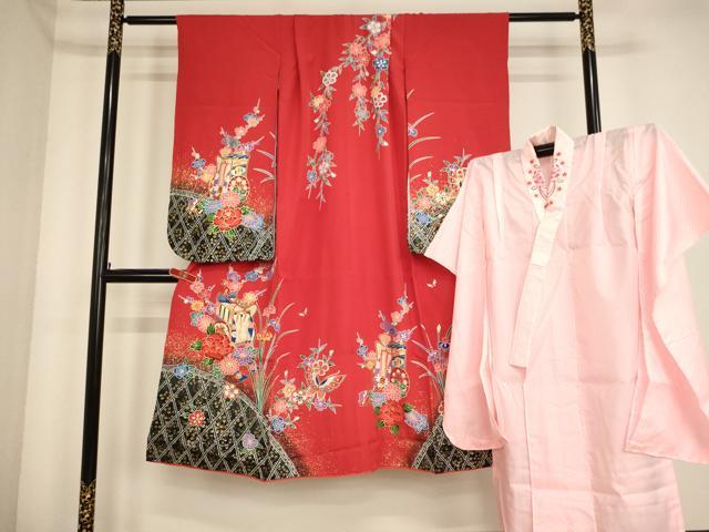 ■■■　サイズ　■■■ 【祝着】 身丈 132.5cm（肩から） 裄丈 48.5cm（肩上げ　2cm） 袖丈 75cm　縫込み 2.5cm 袖幅 30cm 前幅 19cm 後幅 25.5cm 着物縫いこみ 内揚げ 0cm （腰上げ　0cm） 裄 お袖側 約1cm　身頃側 約1cm 【長襦袢】 身丈 97.5cm（肩から） 裄丈 47.5cm（肩上げ　2.5cm） 袖丈 73.5cm　縫込み 2cm 袖幅 28.5cm 前幅 19.5cm 後幅 25cm 着物縫いこみ 内揚げ 0cm （腰上げ　0cm） 裄 お袖側 約2cm　身頃側 約1cm ■■■　商品詳細　■■■ 着物【正絹】の状態は特に目立ったシミ汚れなどもなく大変良い状態です。 長襦袢【化繊】の状態は特に目立ったシミ汚れなどもなく大変良い状態です。 大変上質な逸品になります。 お安く出品致しますので、是非この機会にいかがでしょうか？ ■■■　注意事項　■■■ ■モニター発色の具合により色合いが異なる場合がございます。 ■寸法は多少の誤差が生じる場合がございますのでご了承ください。 ■縫込みの長さが左右非対称の場合は短い部分を記載しております。 左右非対称であってもご返品・お値引き等の保証は出来かねますので、ご了承の上ご購入をお願い致します。 ■シミ等のチェックには注意を払っておりますが、見落としがある場合もございますし、個人の見解も様々ですので神経質な方のご購入はお控えください。 ■箪笥に入っておりました着物や帯なので畳みシワや匂いがあるものもございます。 ■お休みは基本的に土日祝となりますが、その他臨時でお休みする場合がございますのでご了承ください。 ■商品の発送は平日のみの発送となります。 ■夜間と土曜、日曜日はお問い合わせの回答が遅れる場合がございます。 ■当店では、お直し、紋入れ、お手入れ等は承っておりません。 ■生地の状態（ヤケ、経年劣化等）によってはサイズ直しが出来ない場合がございます。 その点もどうかご了承のうえ、ご購入をお願いいたします。 ■弊社で取り扱う商品は一点ものにつき、時期や在庫状況に応じて金額が変更となる場合がございます。 ■検針は行っておりません。予めご了承いただきますようお願いいたします。 ■【洗える着物】と記載のある商品におきましては、商品お届け後に洗濯を行ってしまってからのご返品にはご対応しかねます。 念の為、専門店でのお手入れをお願いいたします。 ■着物のサイズ目安は下記を参考ください↓ ＜女性着物＞　お端折り次第で＋5cm　−1cmが着用可能サイズ 　例）身丈170cmの場合、身長160cm〜175cm ＜男性着物＞　身丈＋約25cm〜27cm程が適応身長 　例）身丈155cmの場合、身長180〜182cm